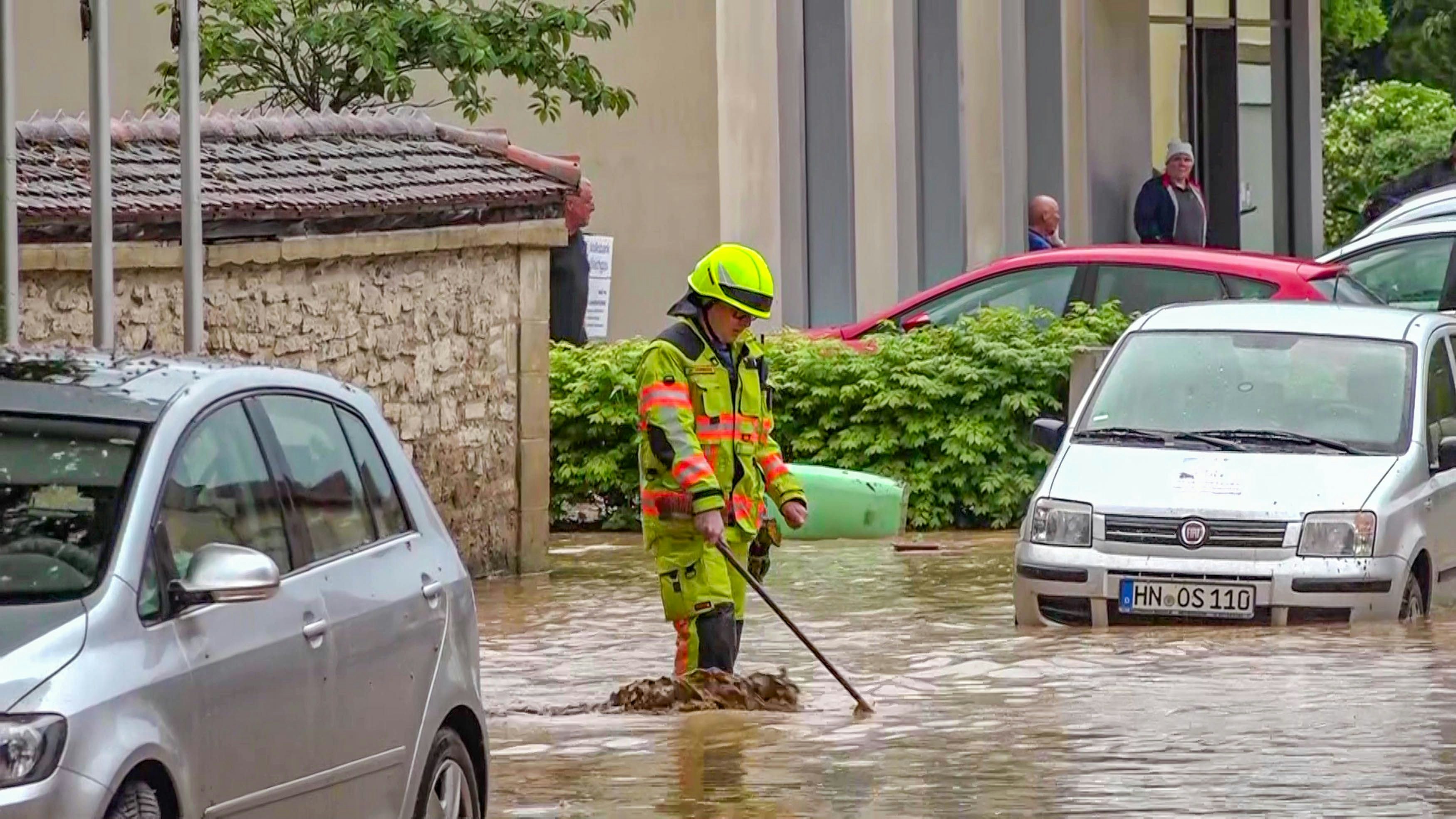Heftige Unwetter überfluten ganze Straßen.