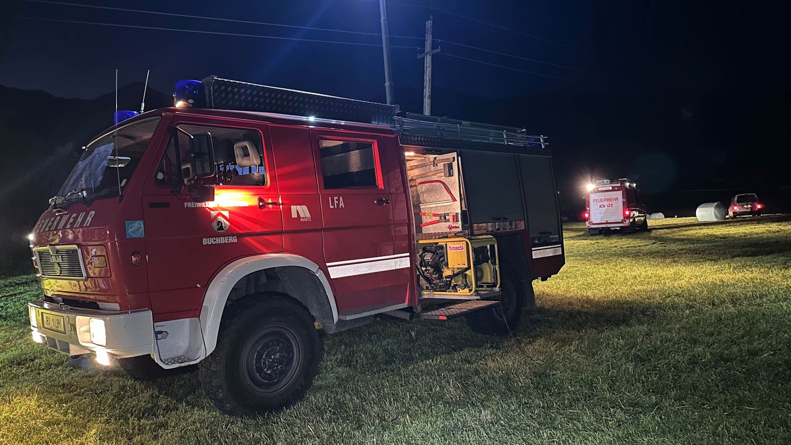 Kurze Zeit später wurde er von den eintreffenden "First Responder", Rettung und Notarzt versorgt. Die Feuerwehr Buchberg war ebenfalls mit 2 Fahrzeugen und 20 Mann zur Unterstützung vor Ort. Der Mann erlitt durch den Unfall schwere Verletzungen im Bereich des Oberkörpers und er wurde nach der Erstversorgung an der Unfallstelle in das Krankenhaus nach Kufstein verbracht. Nach Abschluss aller Erhebungen ergeht ein Bericht an die zuständigen Stellen.