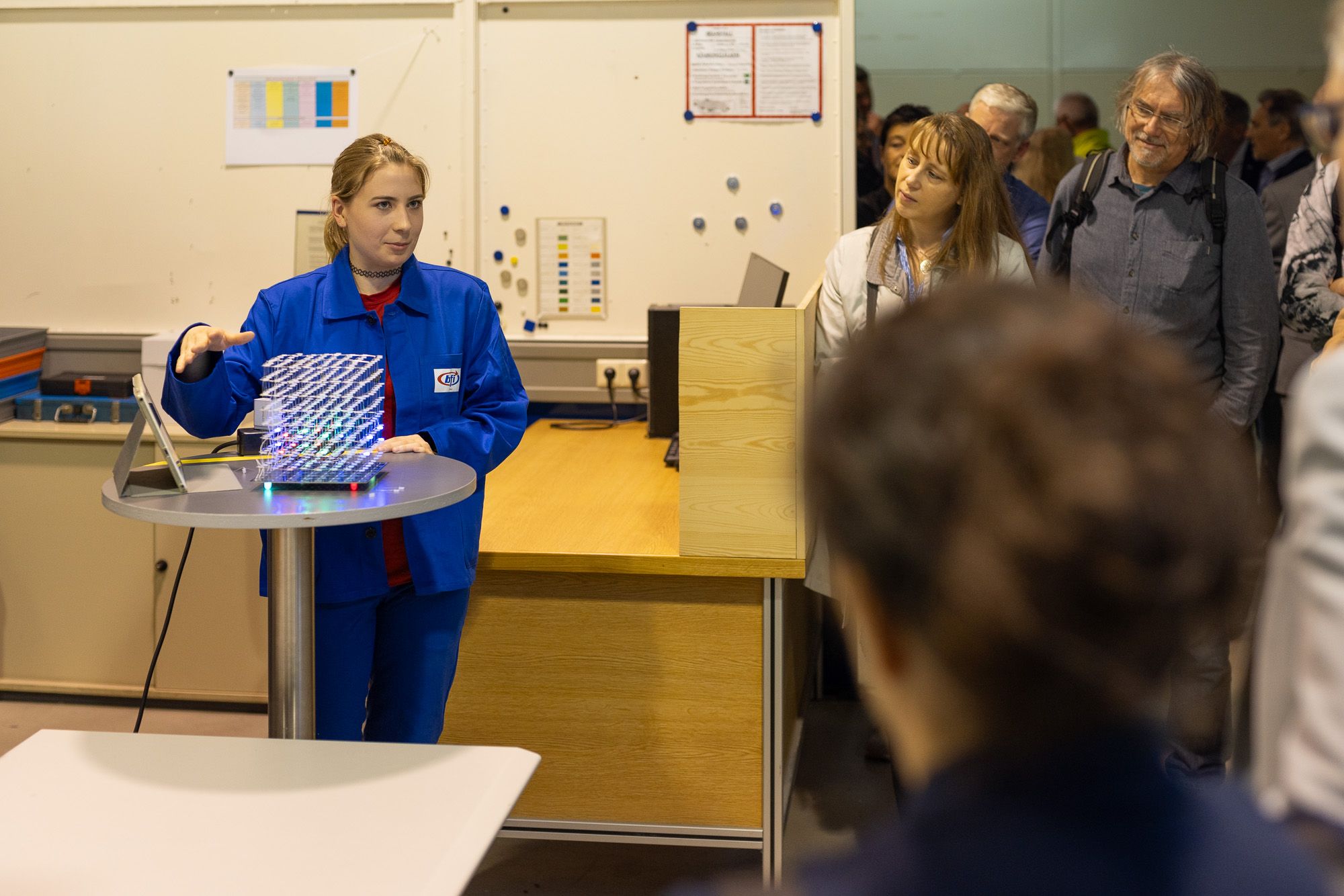 Margarete Dungl, Mechatronik-Lehrling im 2. Lehrjahr beim BFI Wien, erklärt den von ihr selbst gelöteten und programmierten LED-Würfel.