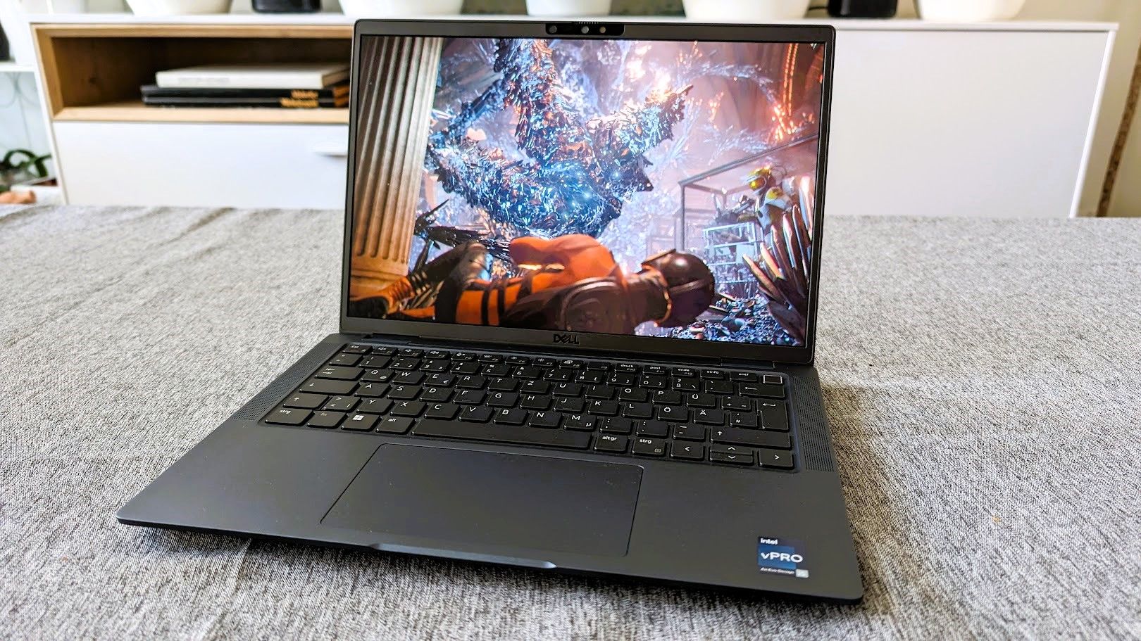 Ist auf Arbeit statt Gaming ausgerichtet, hat aber auch mit einigen AAA-Spielen kein Problem: Dell Latitude 7340.
