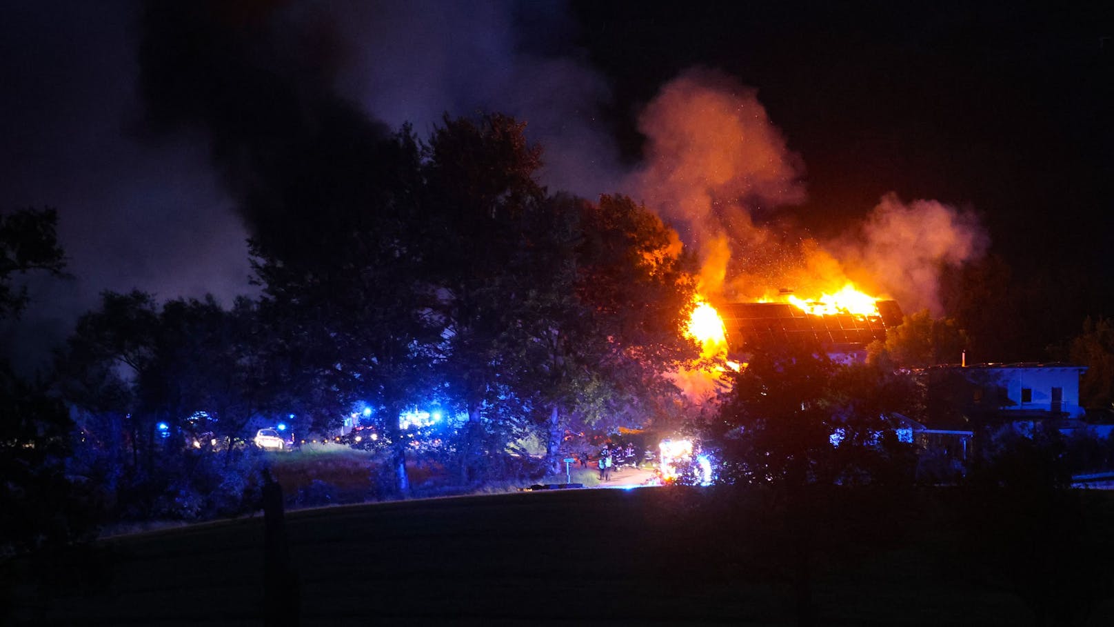 Alarmstufe 2 ausgerufen! Wohnhaus steht in Flammen
