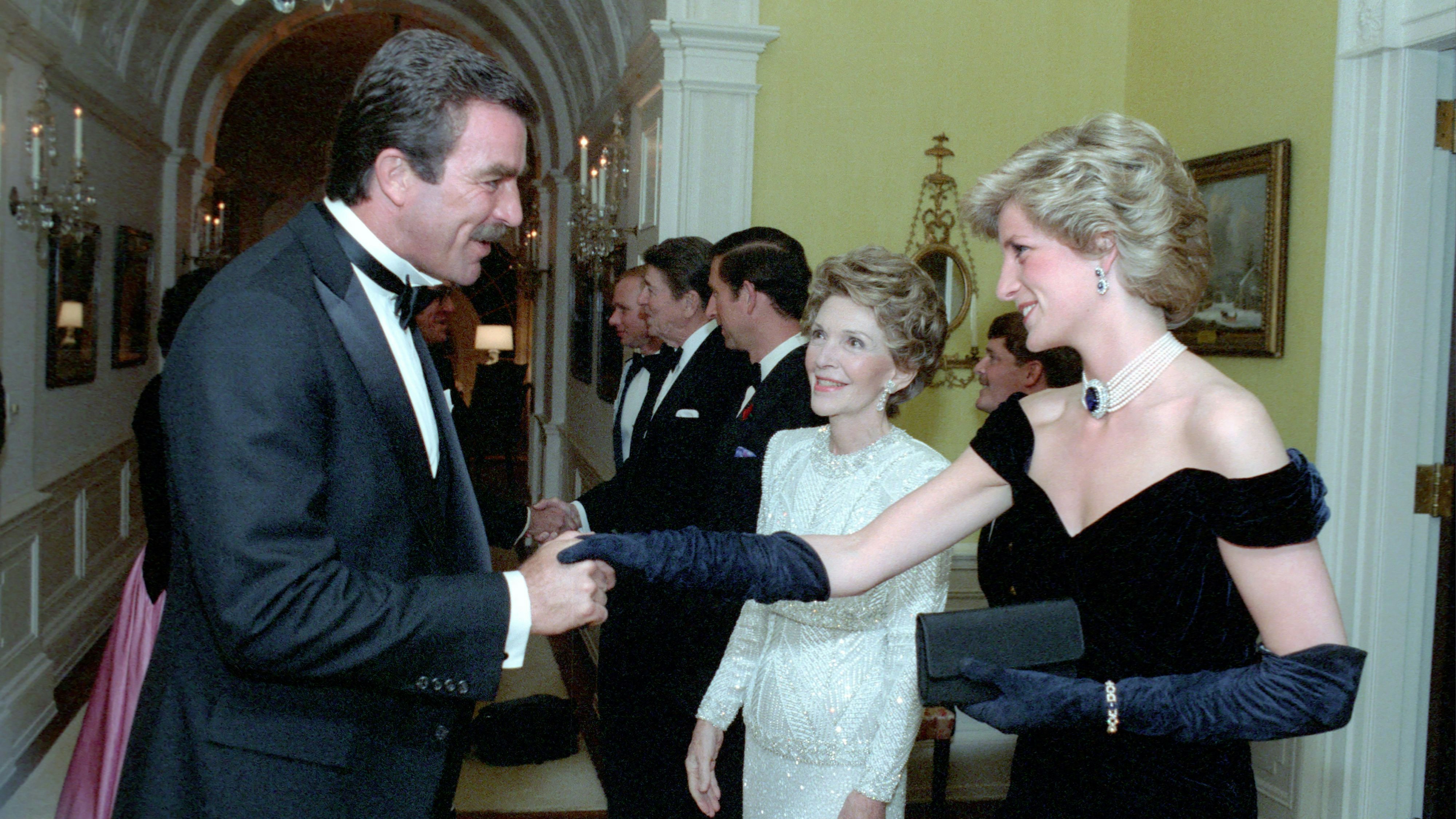 Tom Selleck mit Lady Diana und First Lady Nancy Reagan im Jahr 1985 im Weißen Haus
