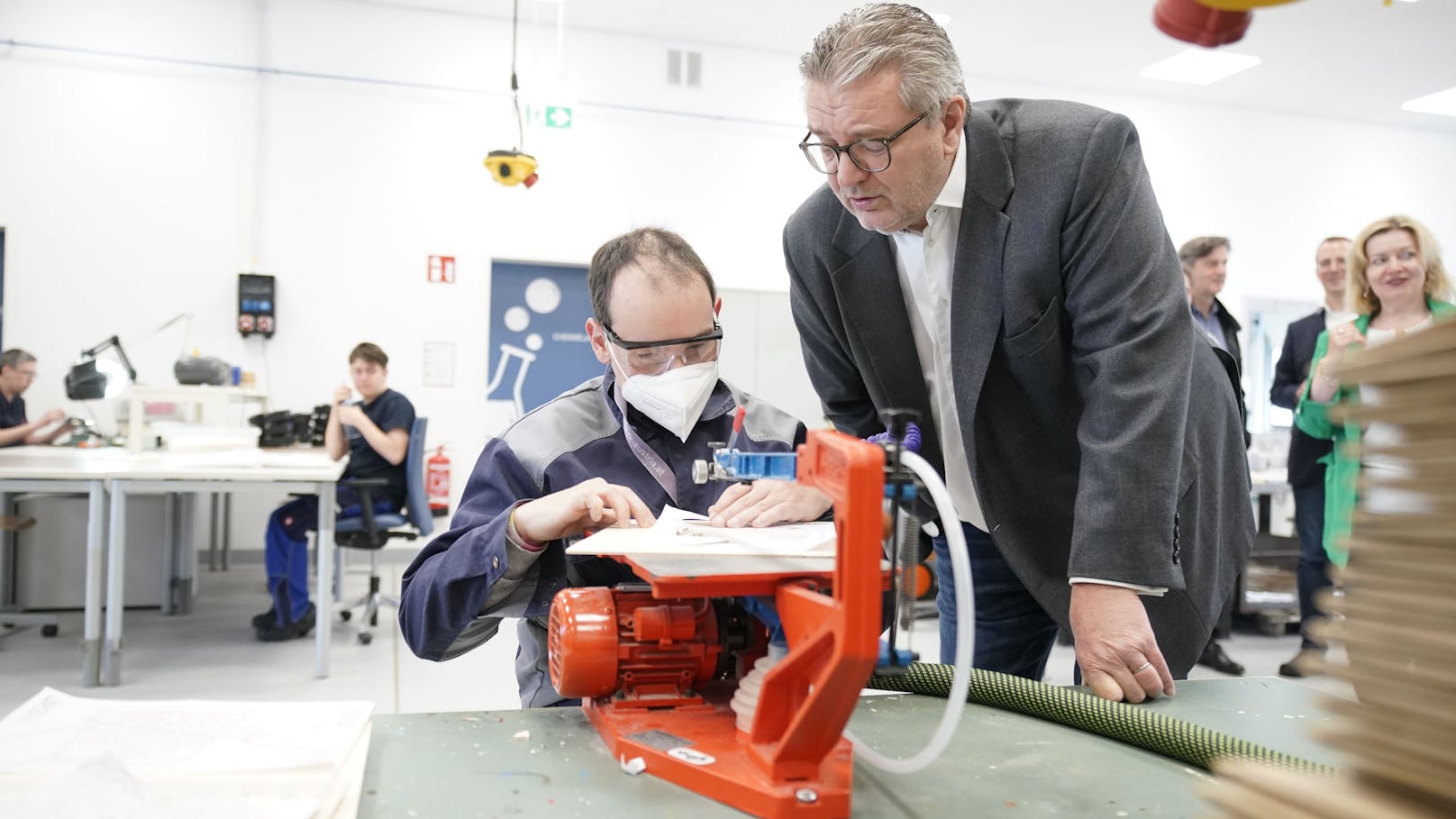 Die Schwerpunkte dieser Tagesstruktur umfassen eine Einstiegsgruppe für Schulabgänger samt Berufsorientierung sowie Qualifizierungsbereiche wie Metallbearbeitung.