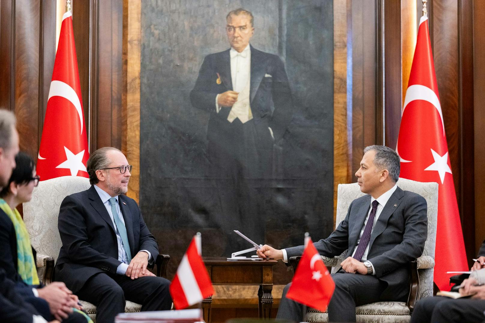 Außenminister Alexander Schallenberg (ÖVP) und der türkische Innenminister Ali Yerlikaya beim Treffen am Montag in Ankara.