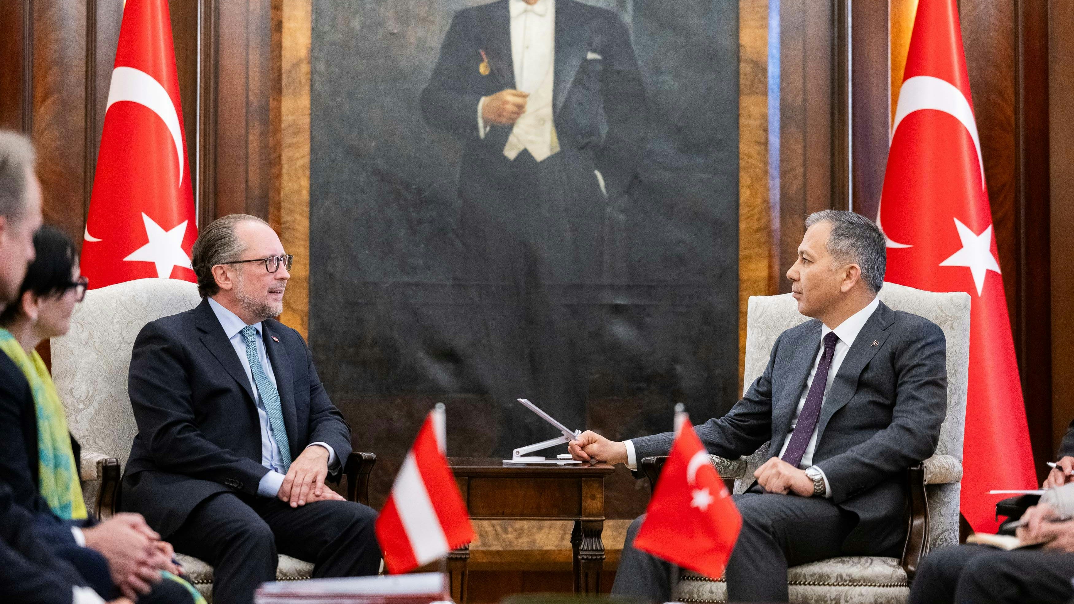 Außenminister Alexander Schallenberg (ÖVP) und der türkische Innenminister Ali Yerlikaya beim Treffen am Montag in Ankara.