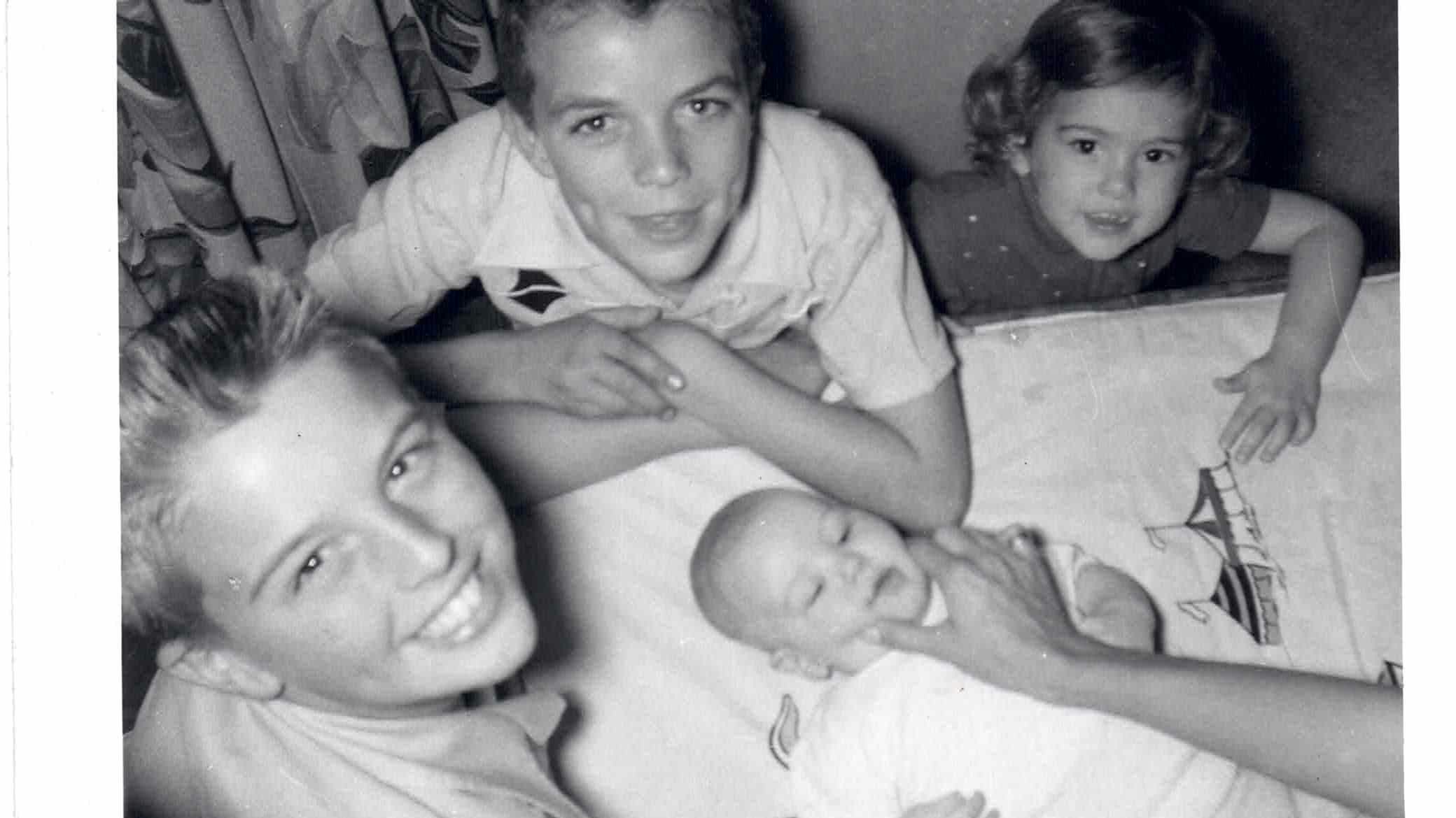Der junge Tom (oben links) mit seinen Geschwistern Bob (l.), Marti (o.r.) und Dan