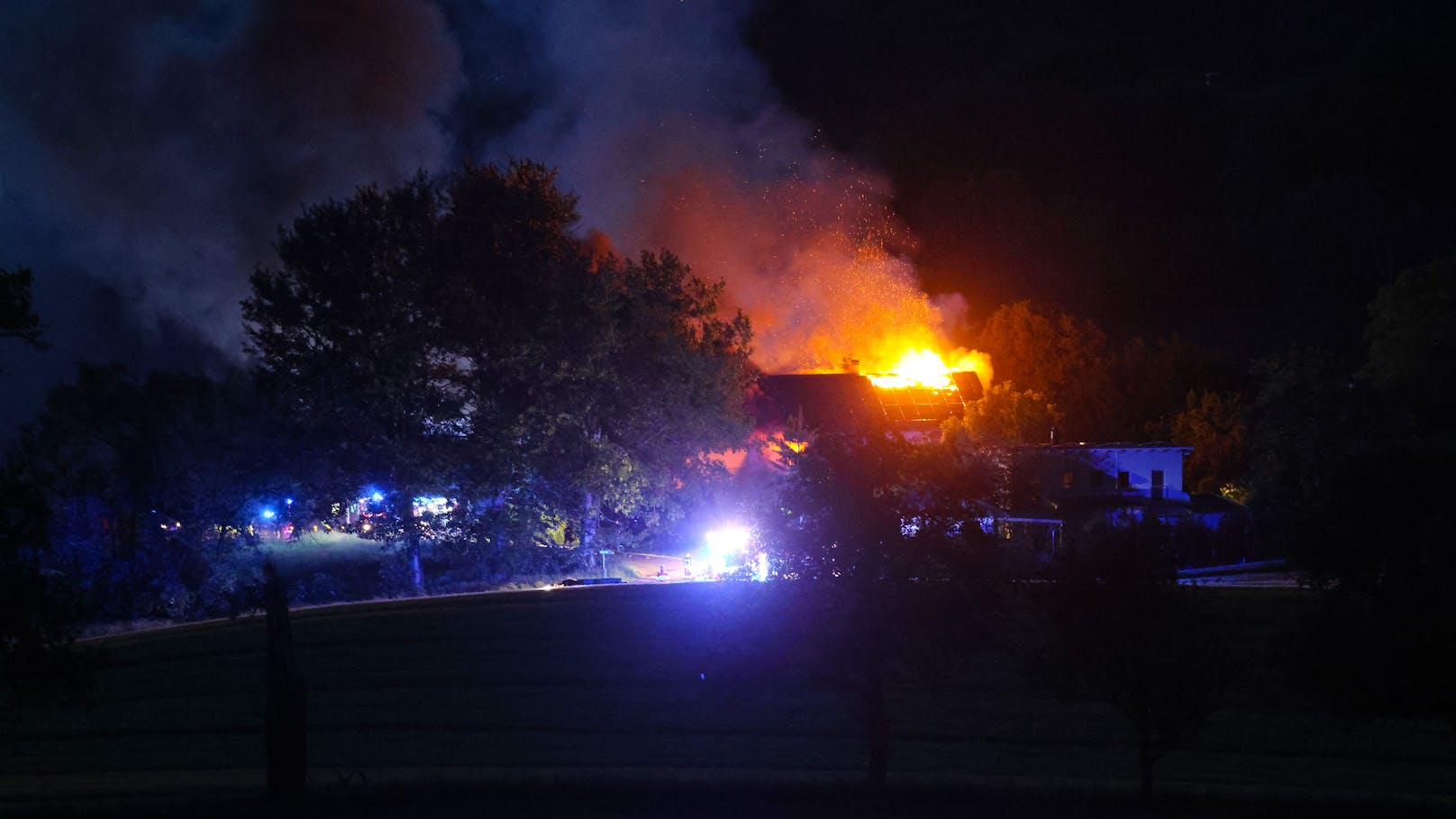 Zwölf Feuerwehren standen am späten Sonntagabend bei einem Großbrand eines Wohnhauses in Scharten (Bezirk Eferding) im Einsatz.