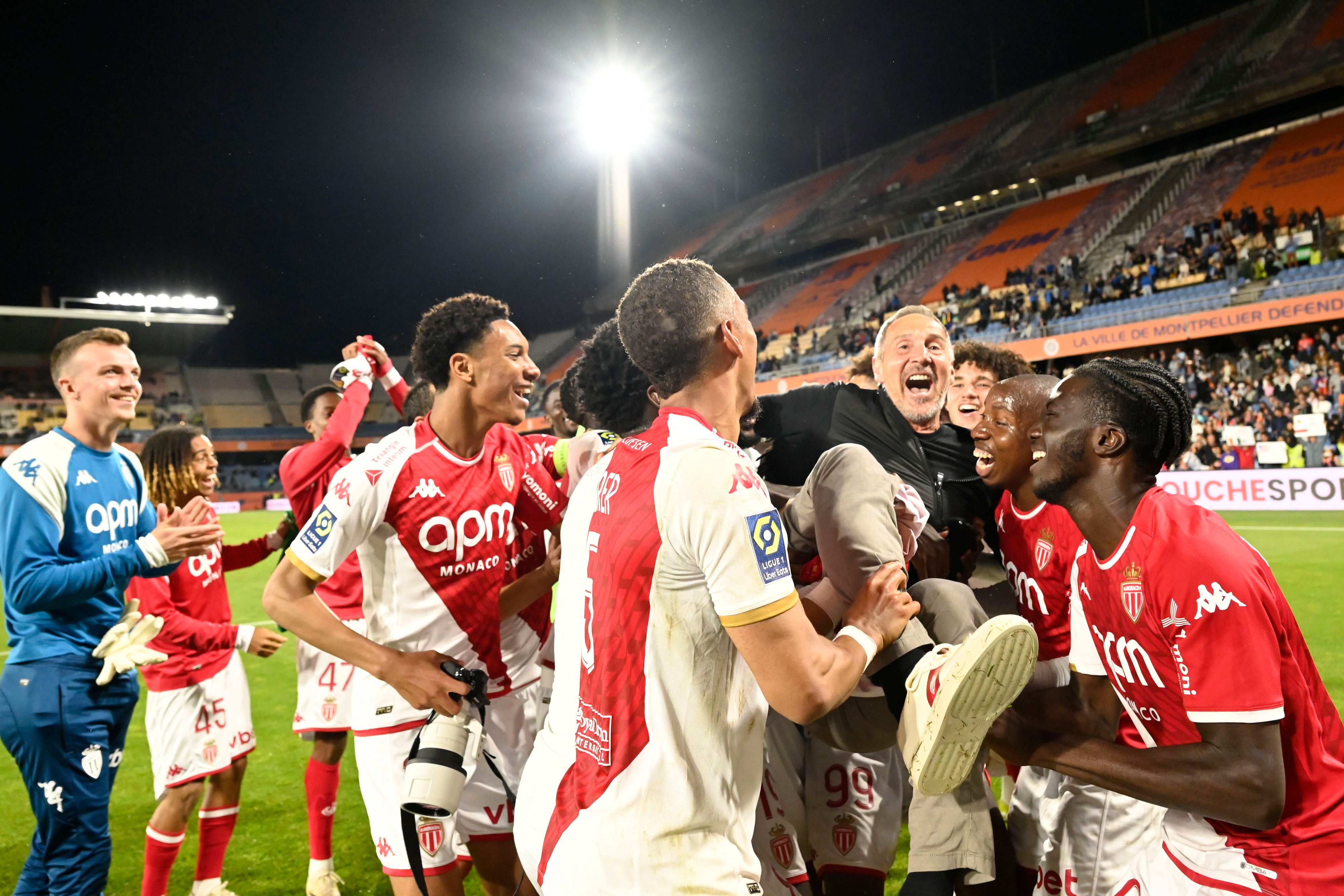Adi Hütter wurde nach dem 2:0-Sieg von Monaco gegen Montpellier von seiner Mannschaft gefeiert.