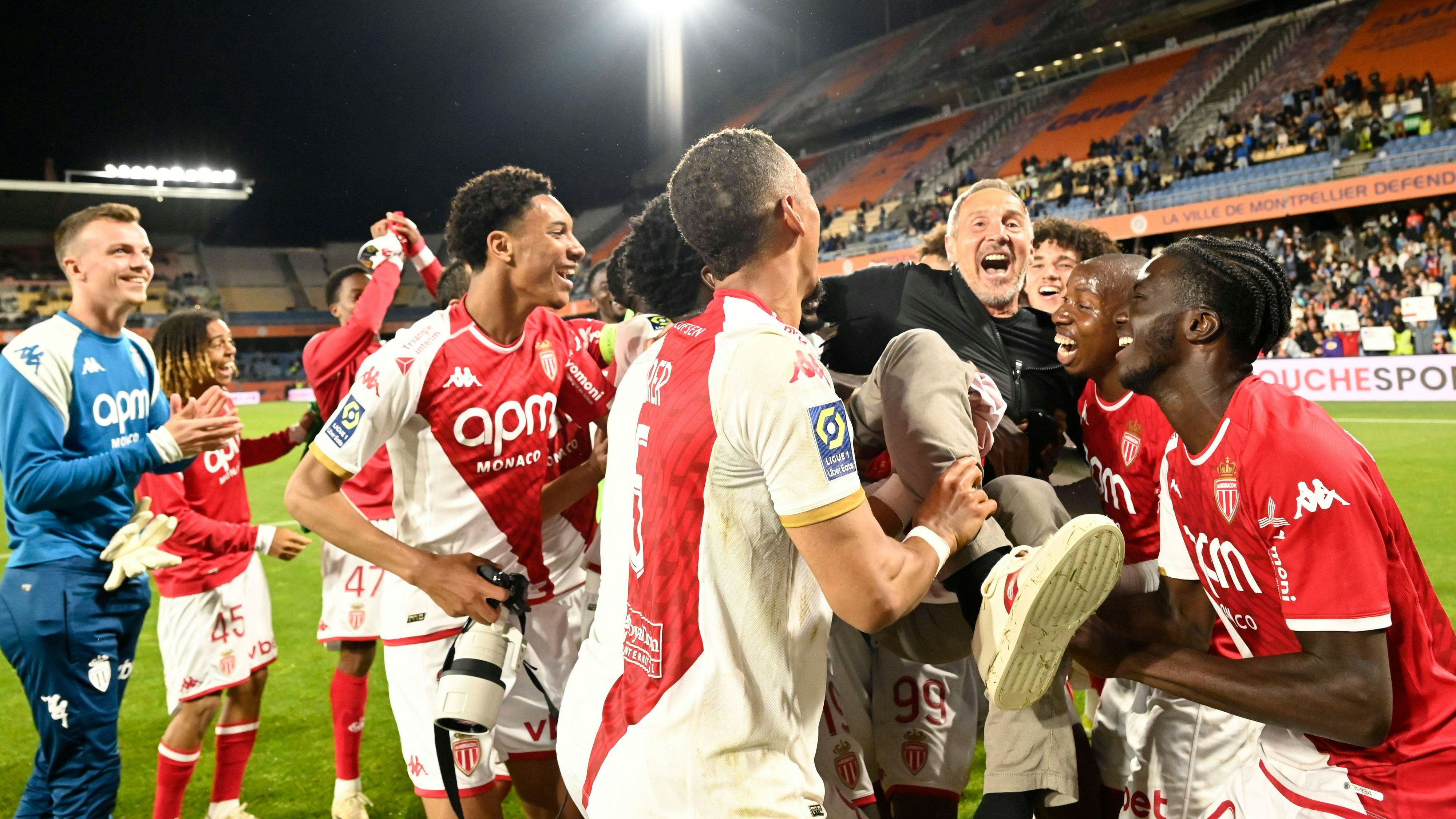 Adi Hütter wurde nach dem 2:0-Sieg von Monaco gegen Montpellier von seiner Mannschaft gefeiert.
