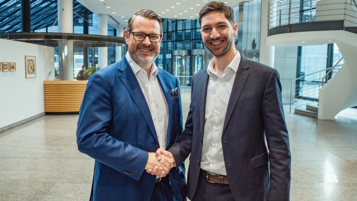 Lukas Enzersdorfer-Konrad (r.), Deputy CEO von Bitpanda und Stephan Paxmann, Leiter Digitalisierung & Innovation bei LBBW.