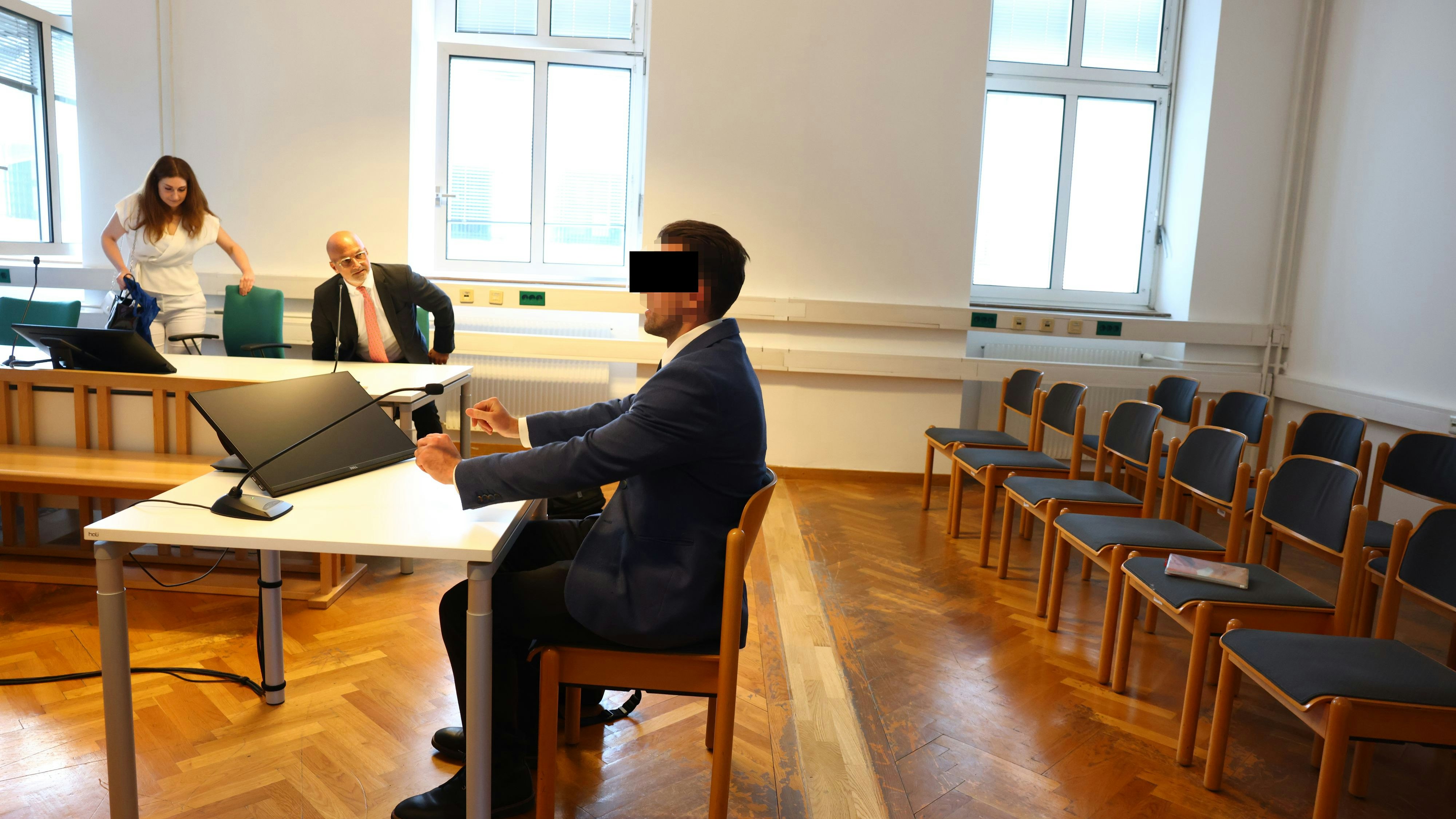 Immo-Manager soll Käufer von Doppelhaus betrogen haben. 