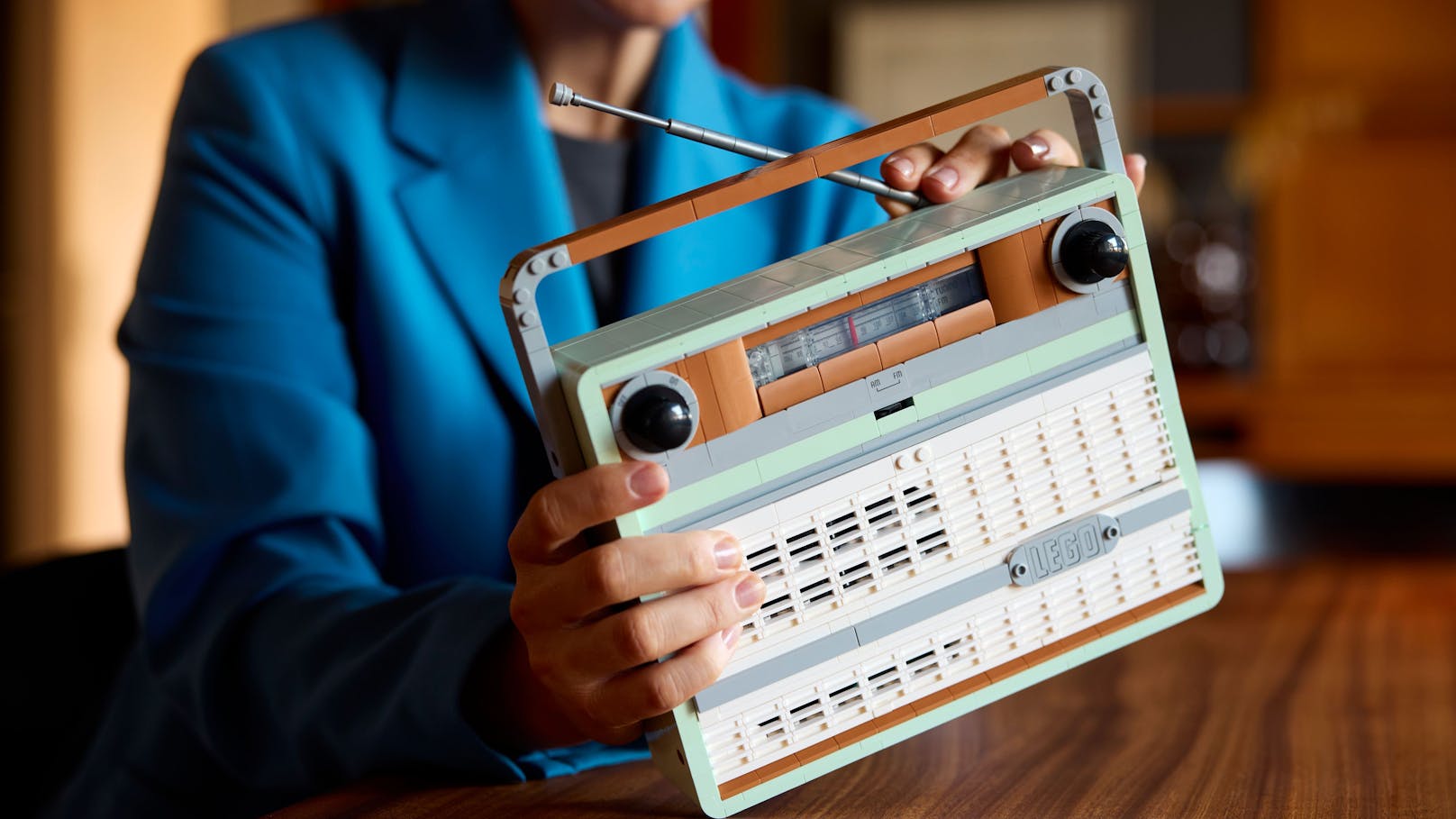 Das LEGO Icons Retro-Kofferradio Set – Vintage-Charme trifft auf moderne Funktionalität.