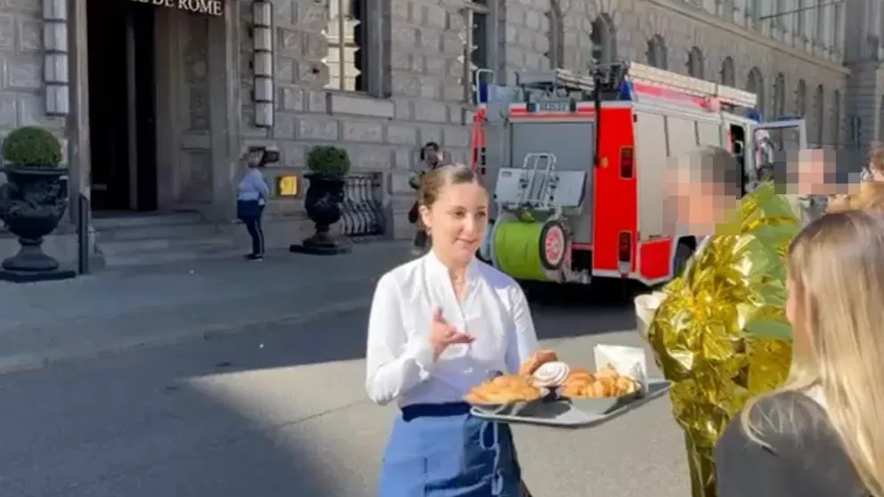 Die Hotelgäste wurden auf der Straße mit einem kleinen Frühstück versorgt.