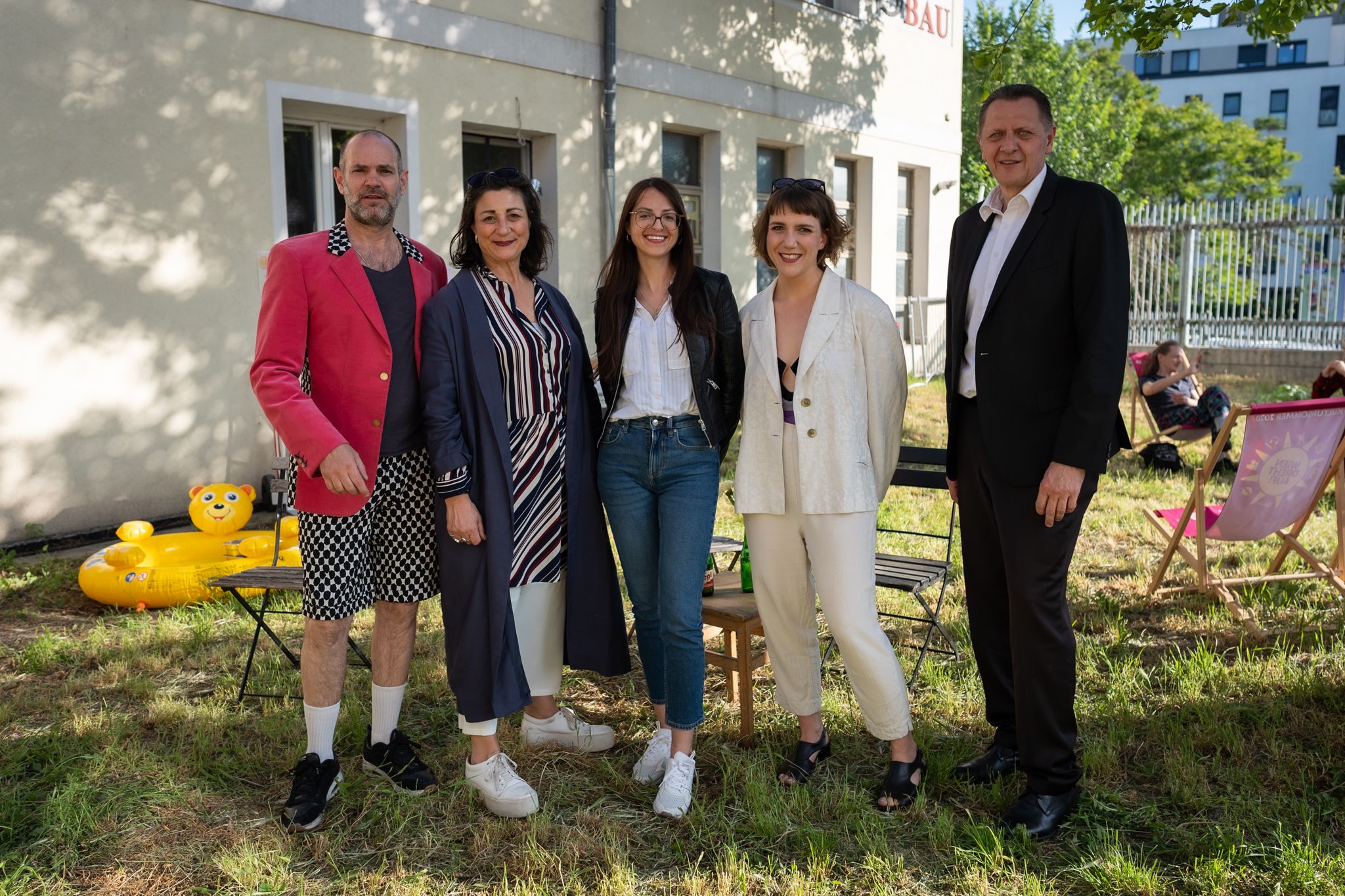 Stadträtin Veronica Kaup-Hasler (zweite v.l.) und Simmerings Bezirksvorsteher Thomas Steinhart (rechts) bei der Eröffnung von 