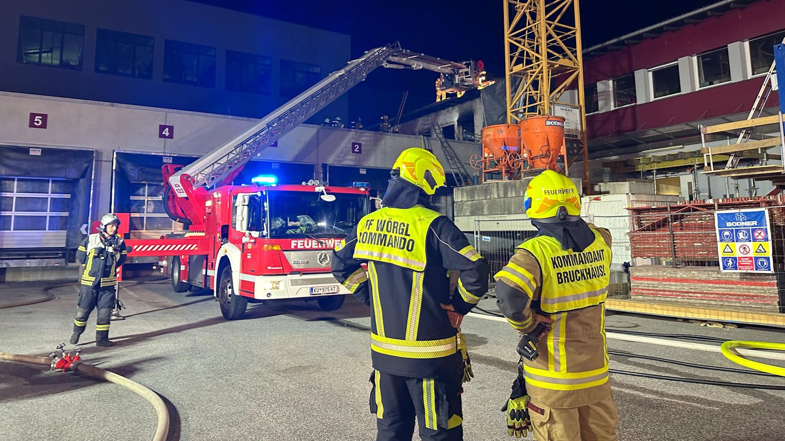 Feuerwehr rückt mitten in der Nacht auf Baustelle aus