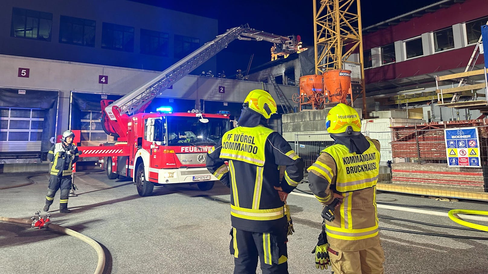 Auf einer Baustelle eines Firmengebäudes in Wörgl kam es am Montag gegen 23.30 Uhr zu einem Brand einer neu errichteten Holzwand.