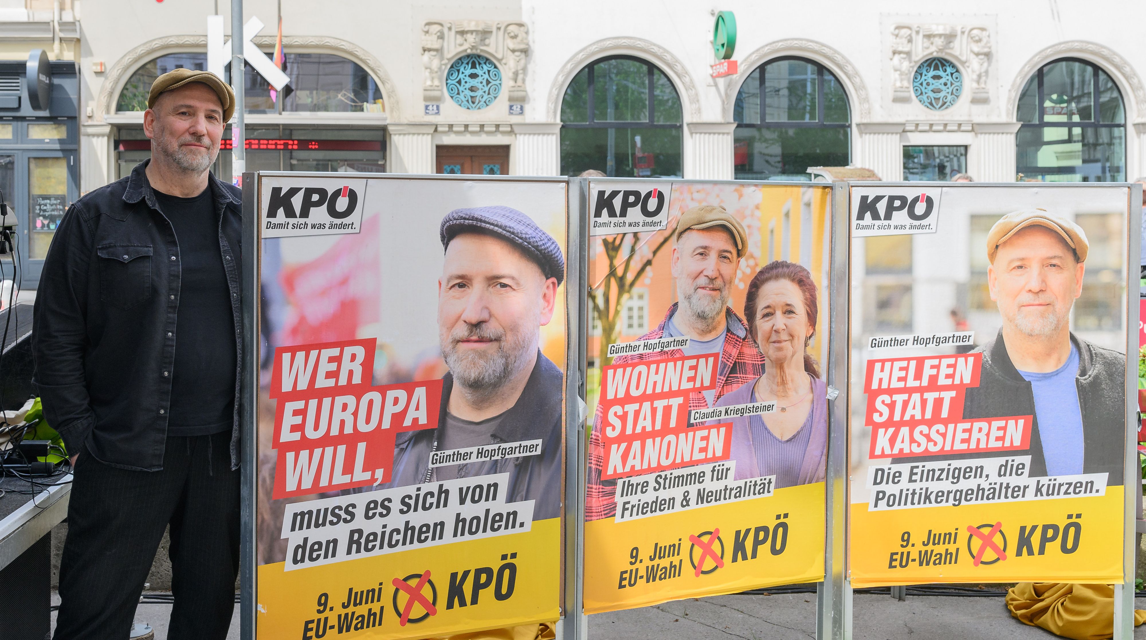 Der KPÖ-Spitzenkandidat Günther Hopfgartner und seine Plakate für den EU-Wahlkampf.