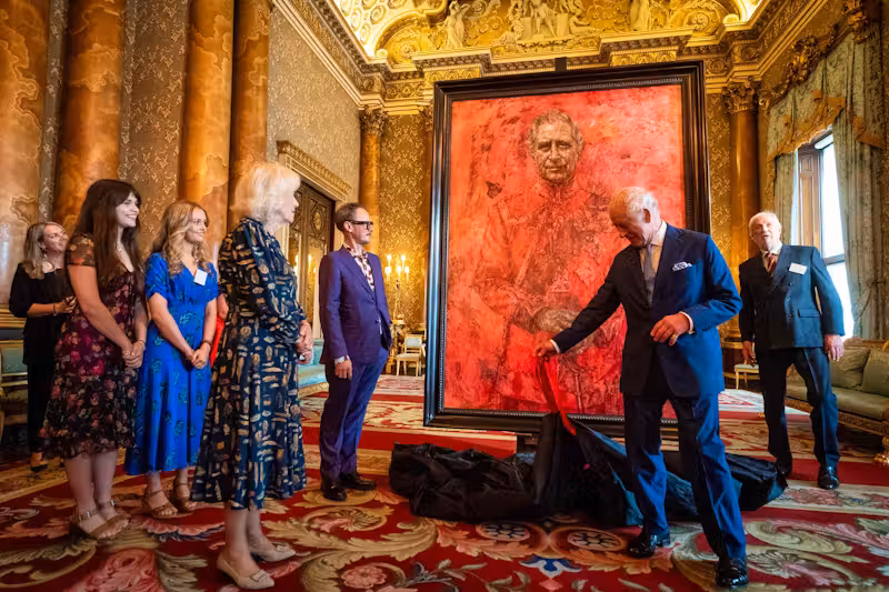 König Charles hat sein erstes Porträt nach der Krönung enthüllt.
