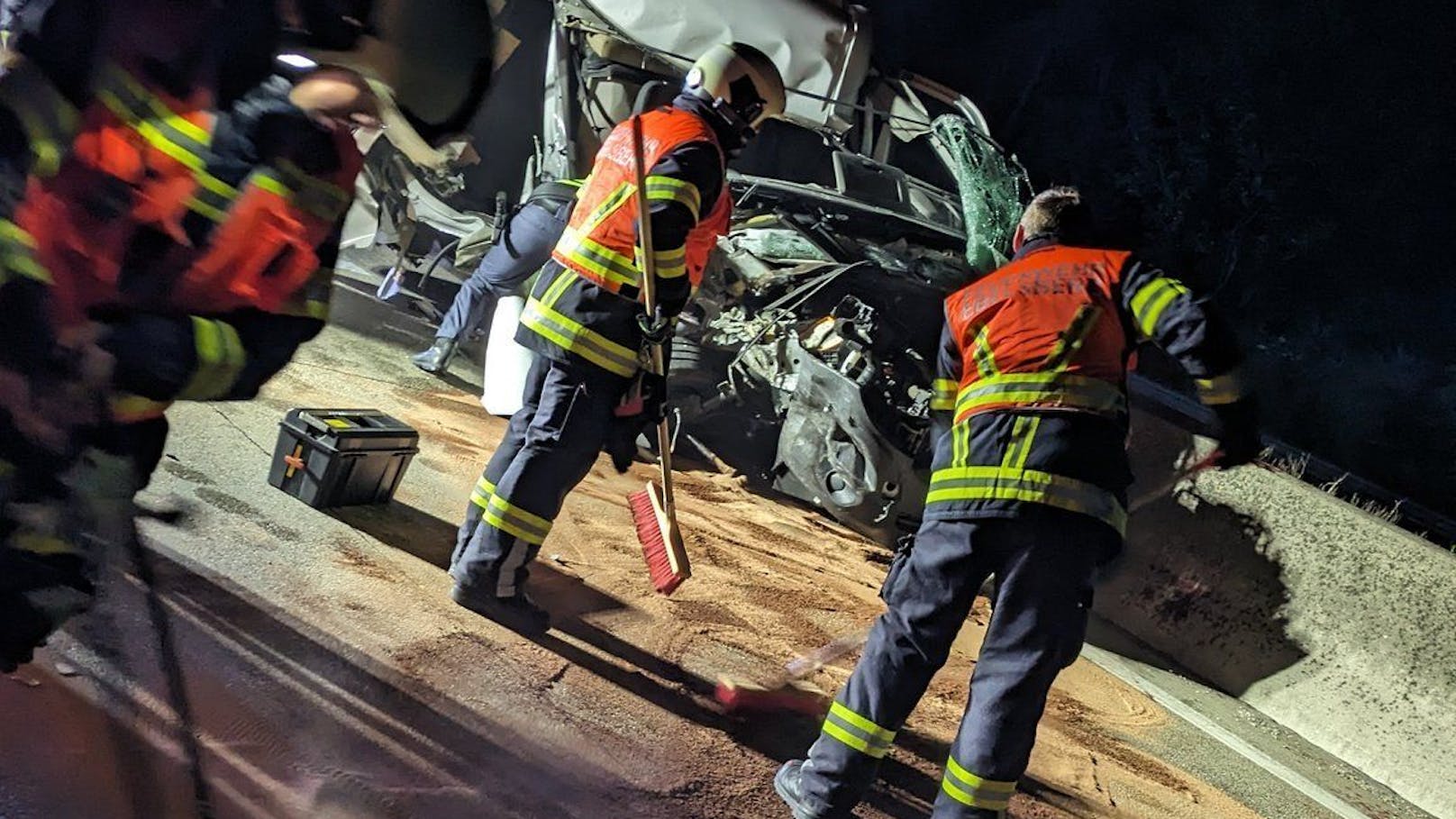 Die Feuerwehr räumt die Unfallstelle.