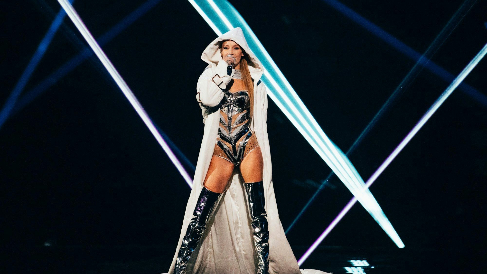 Kaleens ESC-Performance Look: Marina Hoermanseder (Mantel), Stefan Orlic (Bodysuit und Stiefel) und crystalized by Swarovski