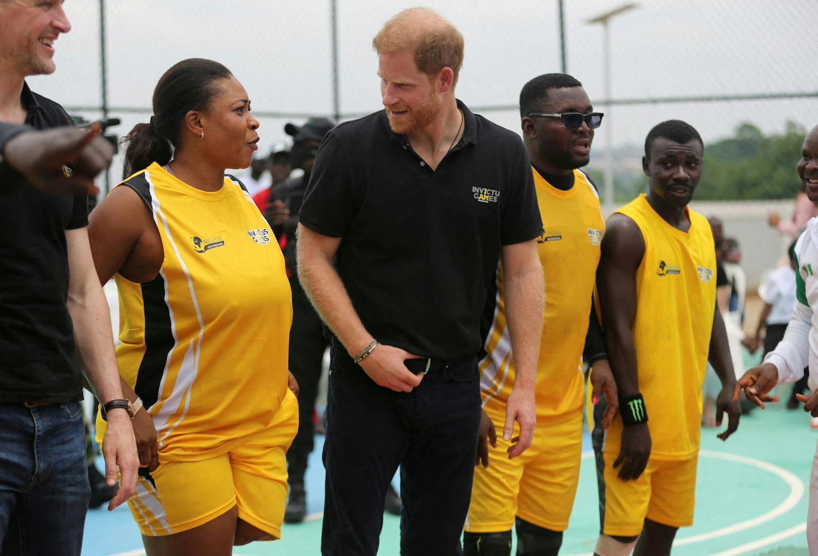 Prinz Harry, Herzog von Sussex nahm an einem Volleyballspiel mit verwundeten Armeeveteranen im Offizierskasino der nigerianischen Armee in Abuja, Nigeria, teil.