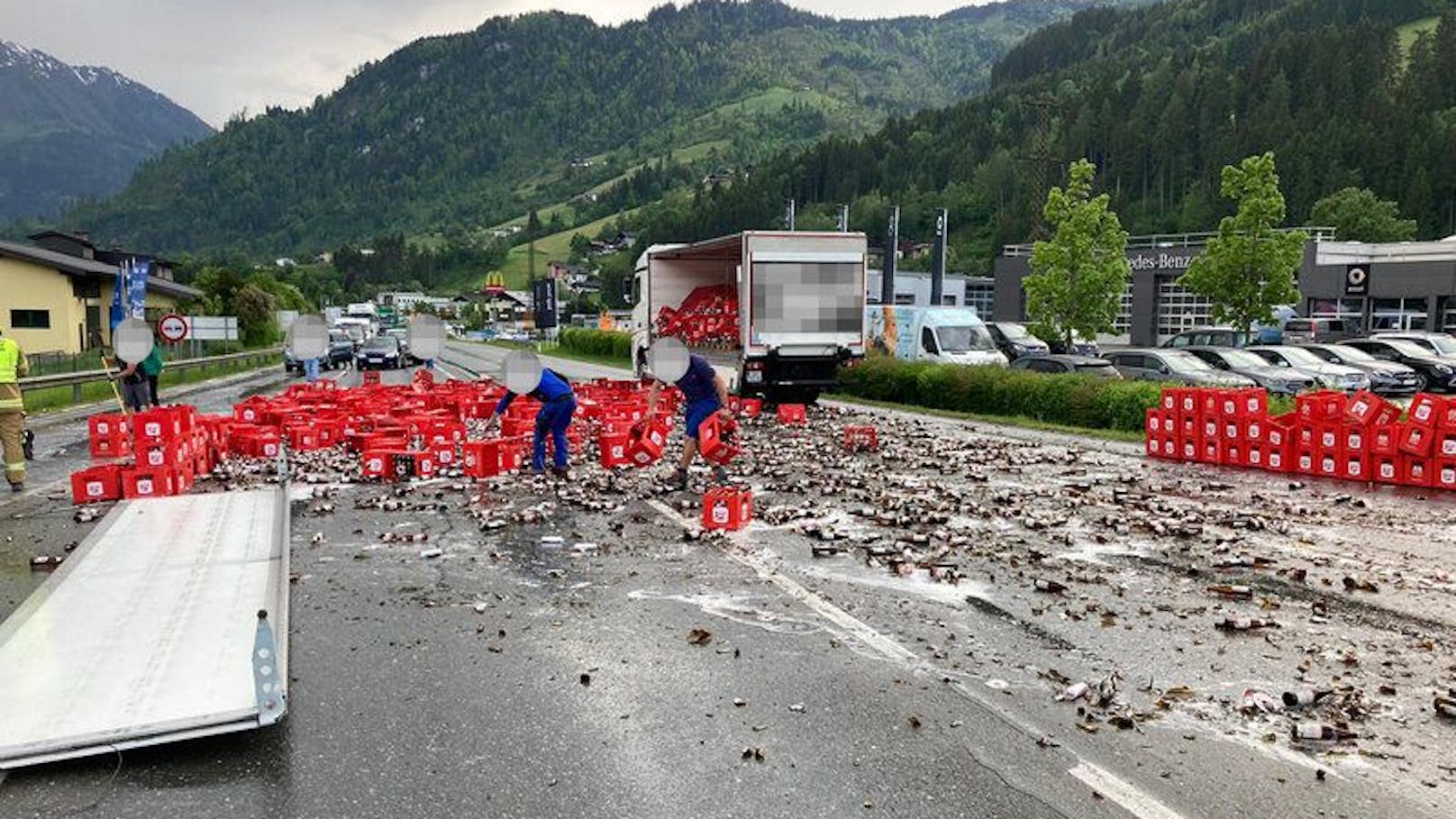 Rund 150 volle Bierkisten hat ein Lastwagen am Montagabend auf der Pinzgauer Bundesstraße in St. Johann im Pongau (Ortsteil Reinbach) verloren. In einer scharfen Rechtskurve kippte die Ladung auf die Bundesstraße B311. Der Verkehrsunfall sorgte für eine eineinhalbstündige Vollsperrung.