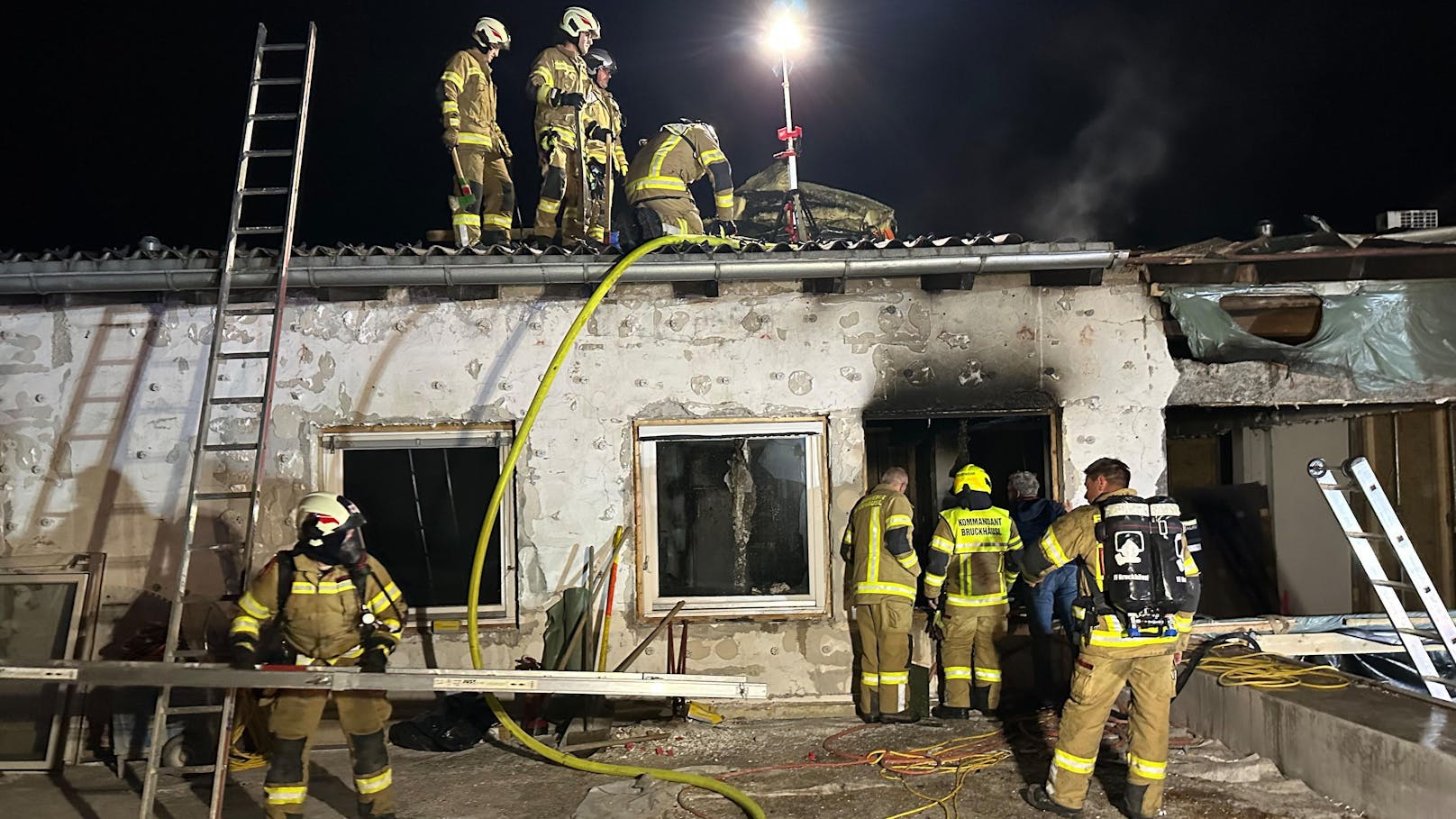 Die Freiwilligen Feuerwehren Bruckhäusl und Wörgl konnten den Brand rasch unter Kontrolle bringen und um 01:10 Uhr "Brand aus" melden. Bei dem Brand wurden keine Personen verletzt.