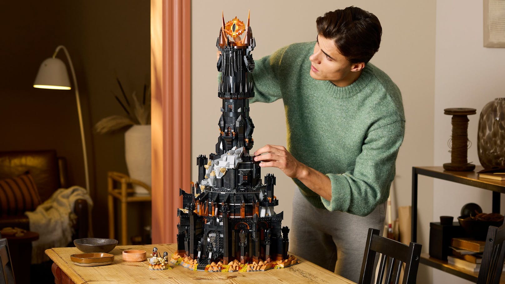 LEGO enthüllt Barad-dûr mit zehn Mini-Figuren