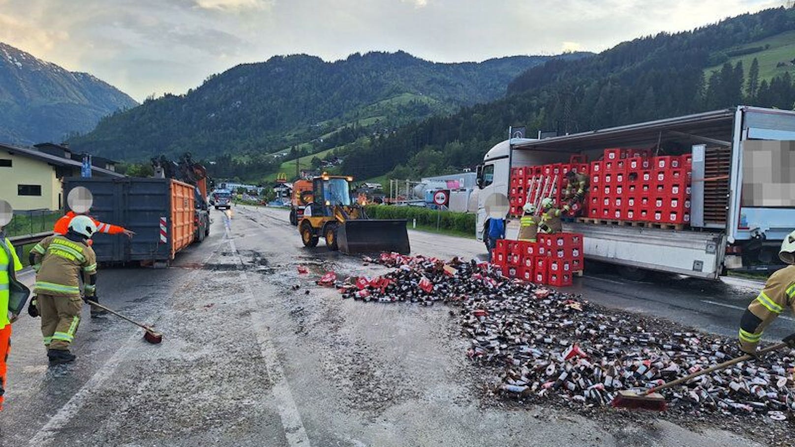 Rund 150 volle Bierkisten hat ein Lastwagen am Montagabend auf der Pinzgauer Bundesstraße in St. Johann im Pongau (Ortsteil Reinbach) verloren. In einer scharfen Rechtskurve kippte die Ladung auf die Bundesstraße B311. Der Verkehrsunfall sorgte für eine eineinhalbstündige Vollsperrung.