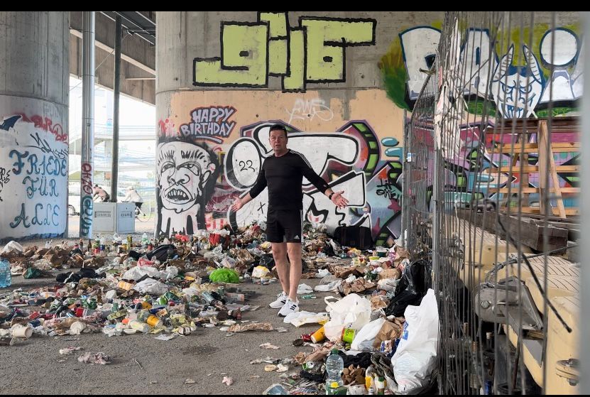 Gemeinderat Toni Mahdalik (FPÖ) ist schockiert – unter der Praterbrücke auf der Donauinsel häuft sich der Müll.