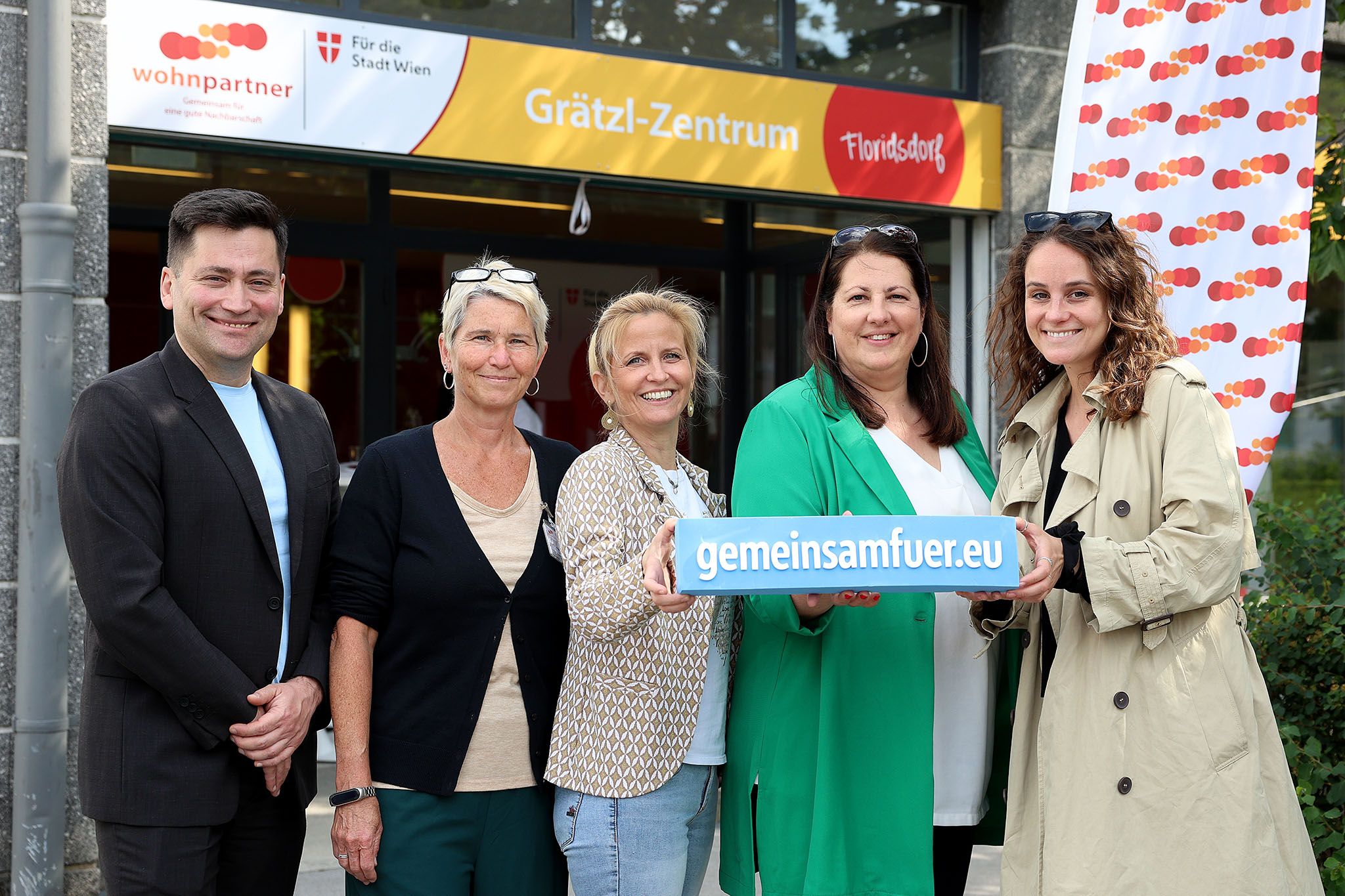 Wohnbaustadträtin Kathrin Gaál und Bezirksvorsteher-Stv. Astrid Pany besuchten das Demokratie-Cafe im Grätzlzentrum Floridsdorf.