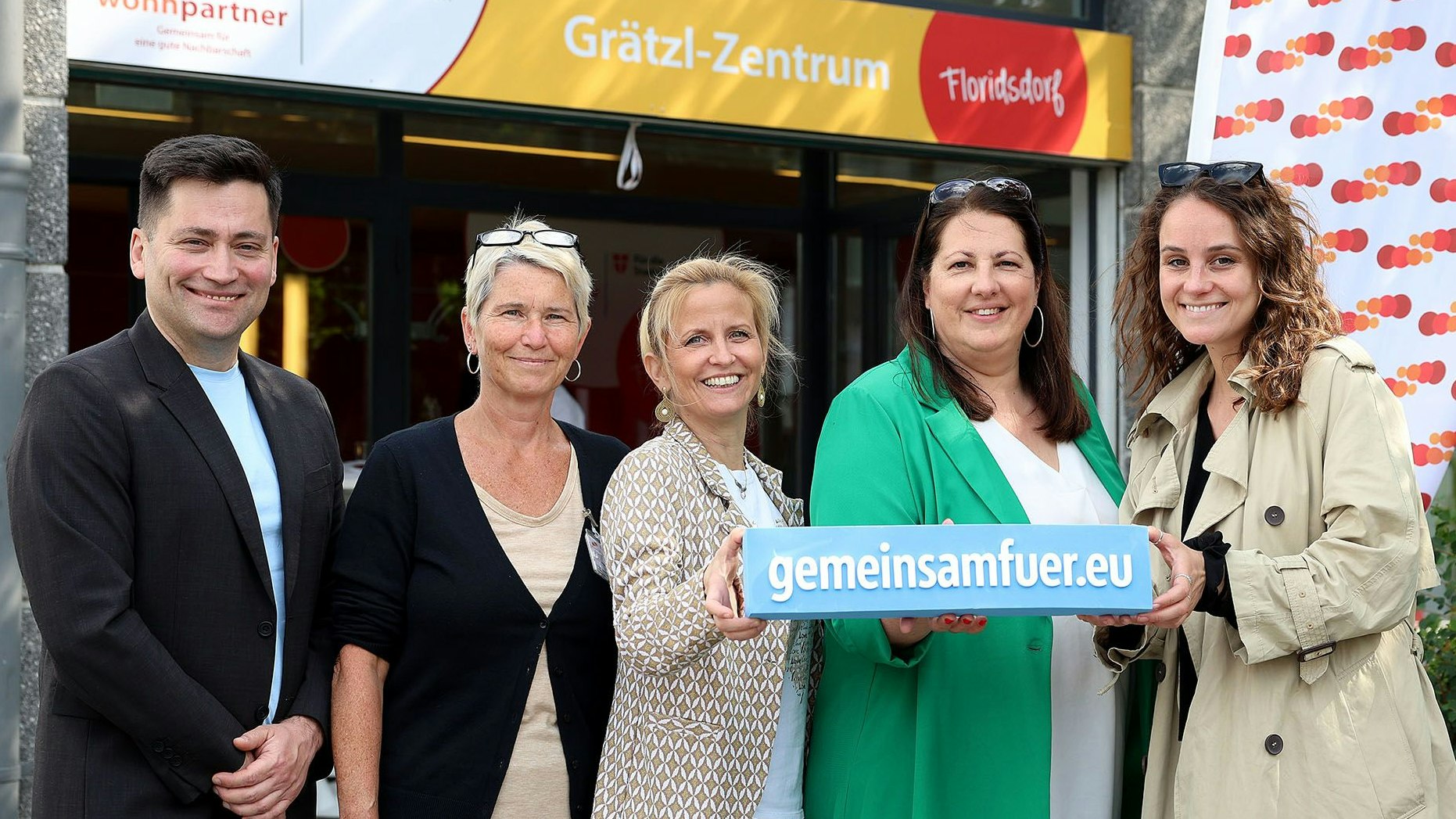 Wohnbaustadträtin Kathrin Gaál und Bezirksvorsteher-Stellvertreterin Astrid Pany besuchen das Demokratie-Cafe im Grätzlzentrum Floridsdorf.