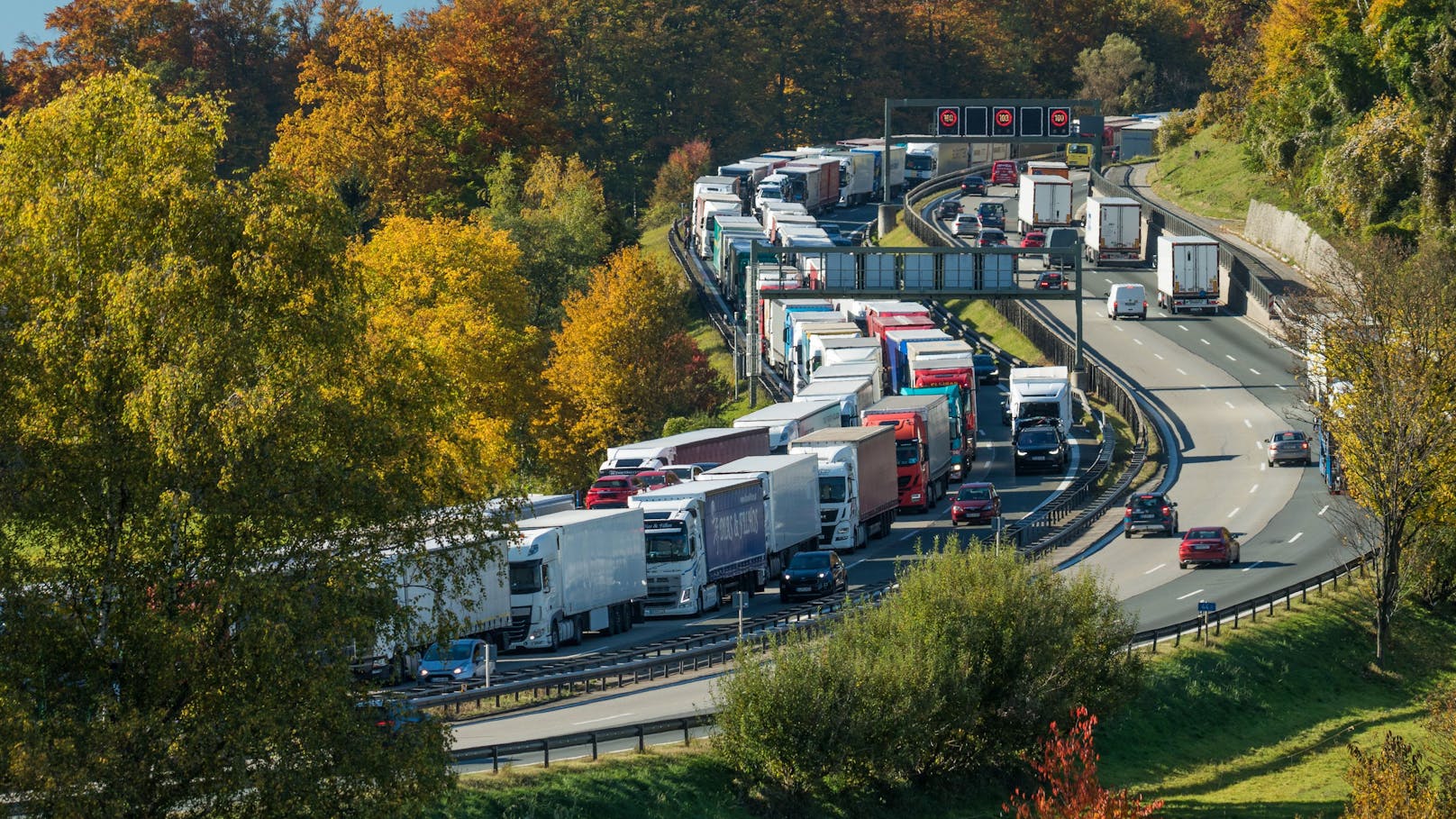 <strong>Tirols Transit-Notmaßnahmen sorgen für Ärger</strong>: Im Bild ein gigantischer LKW-Stau von der Grenze bis München wegen österreichischer LKW-Blockabfertigung im Oktober 2021.