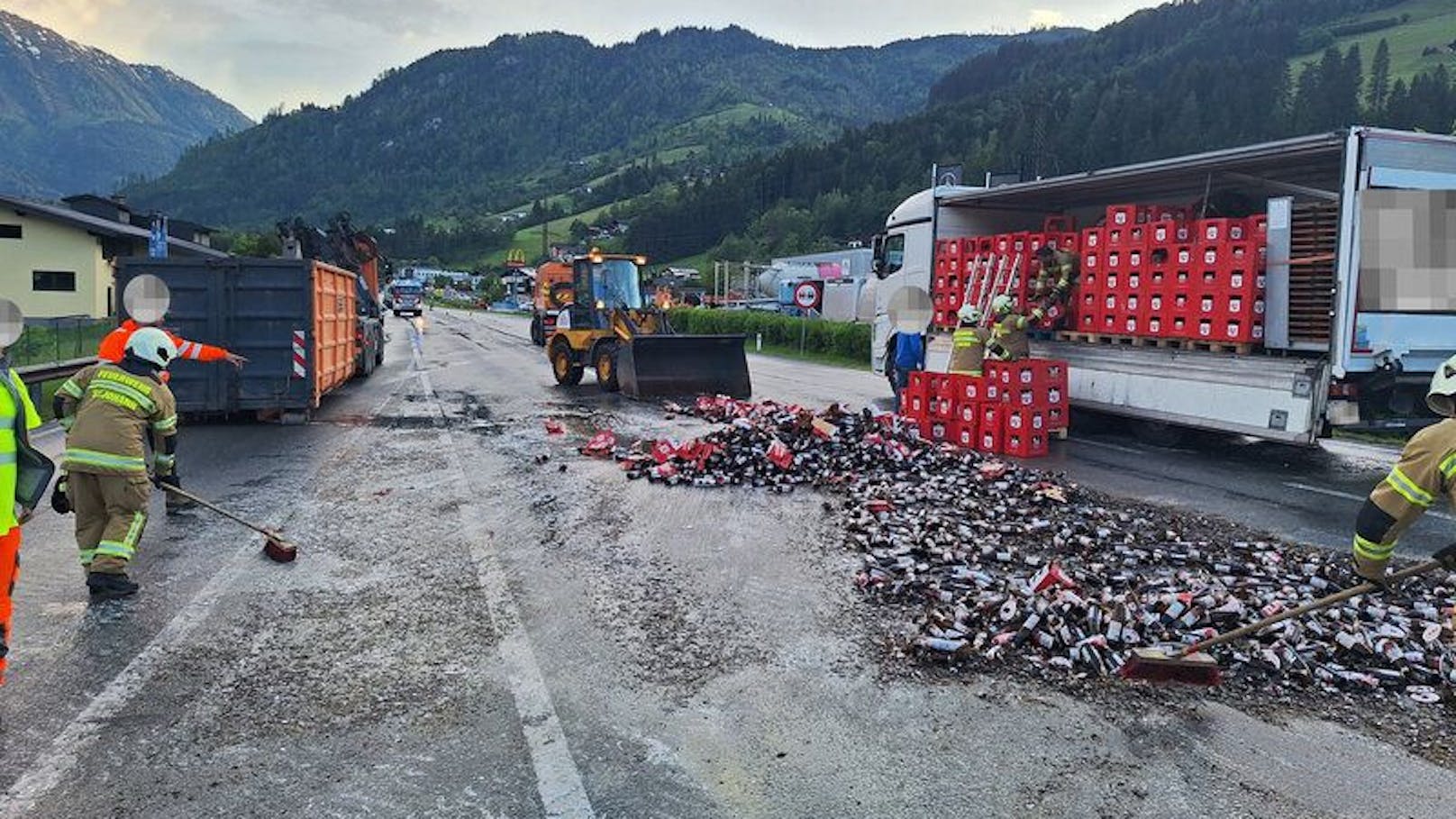 Die Glasscherben von tausenden Bierflaschen mussten entsorgt werden.