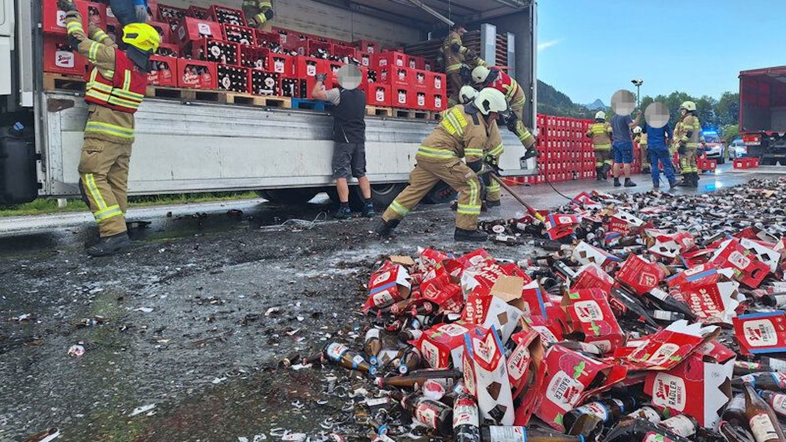 Die Freiwillige Feuerwehr St. Johann half bei den Aufräumarbeiten.