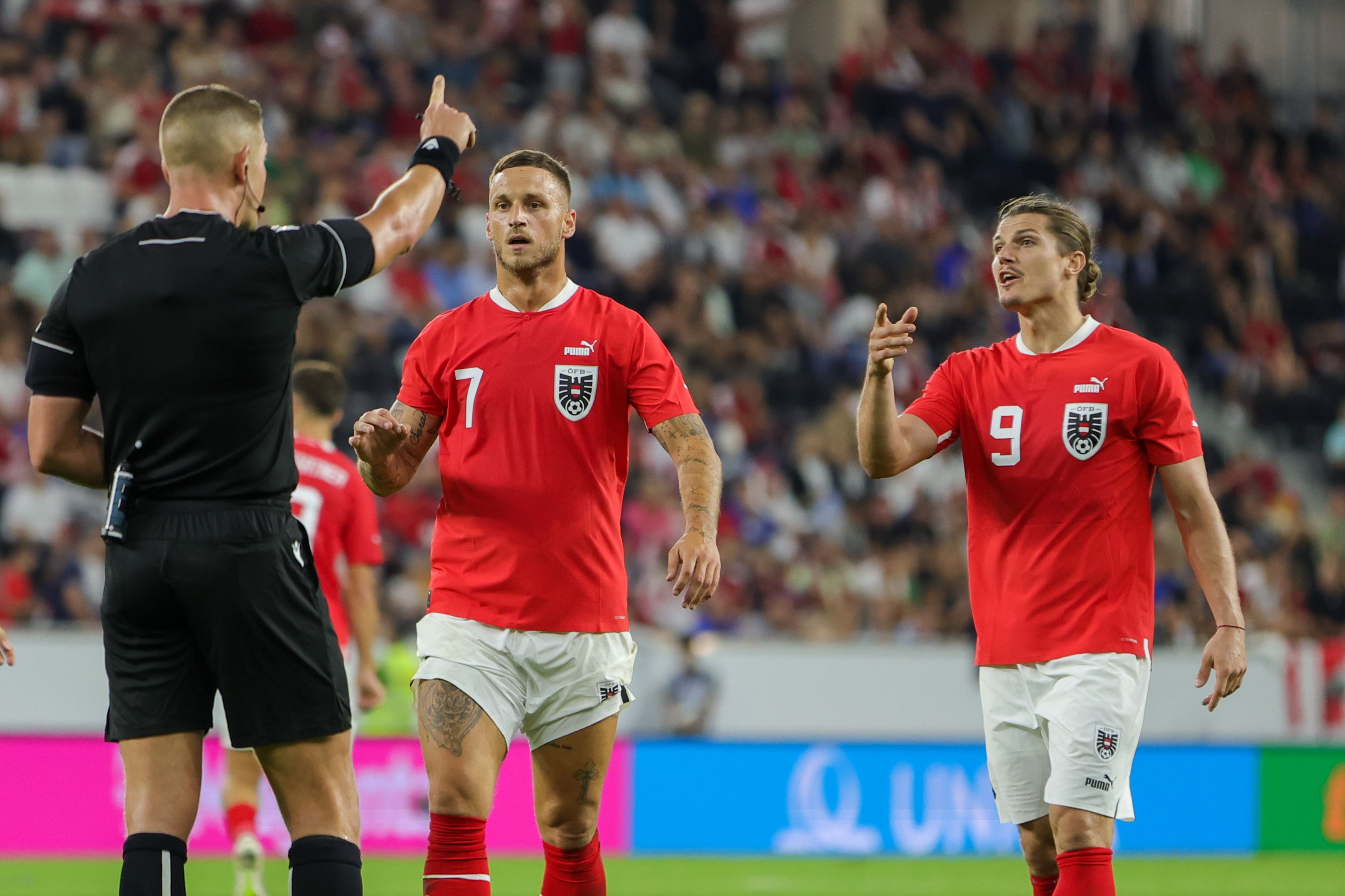 Diese Situation sollte es bei der EM nicht geben: Arnautovic ohne Schleife im Gespräch mit dem Schiedsrichter.