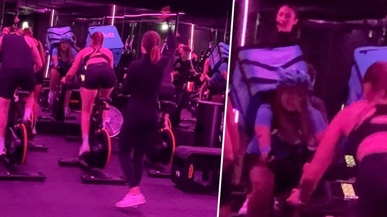 Mit Tasche, Helm – Frau radelt in GYM für Zustell-Job