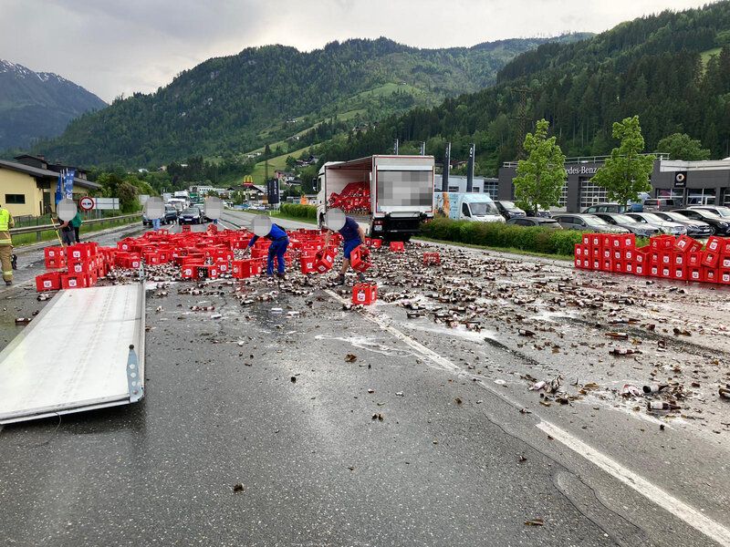 Während der Aufräumarbeiten war die Straße gesperrt.