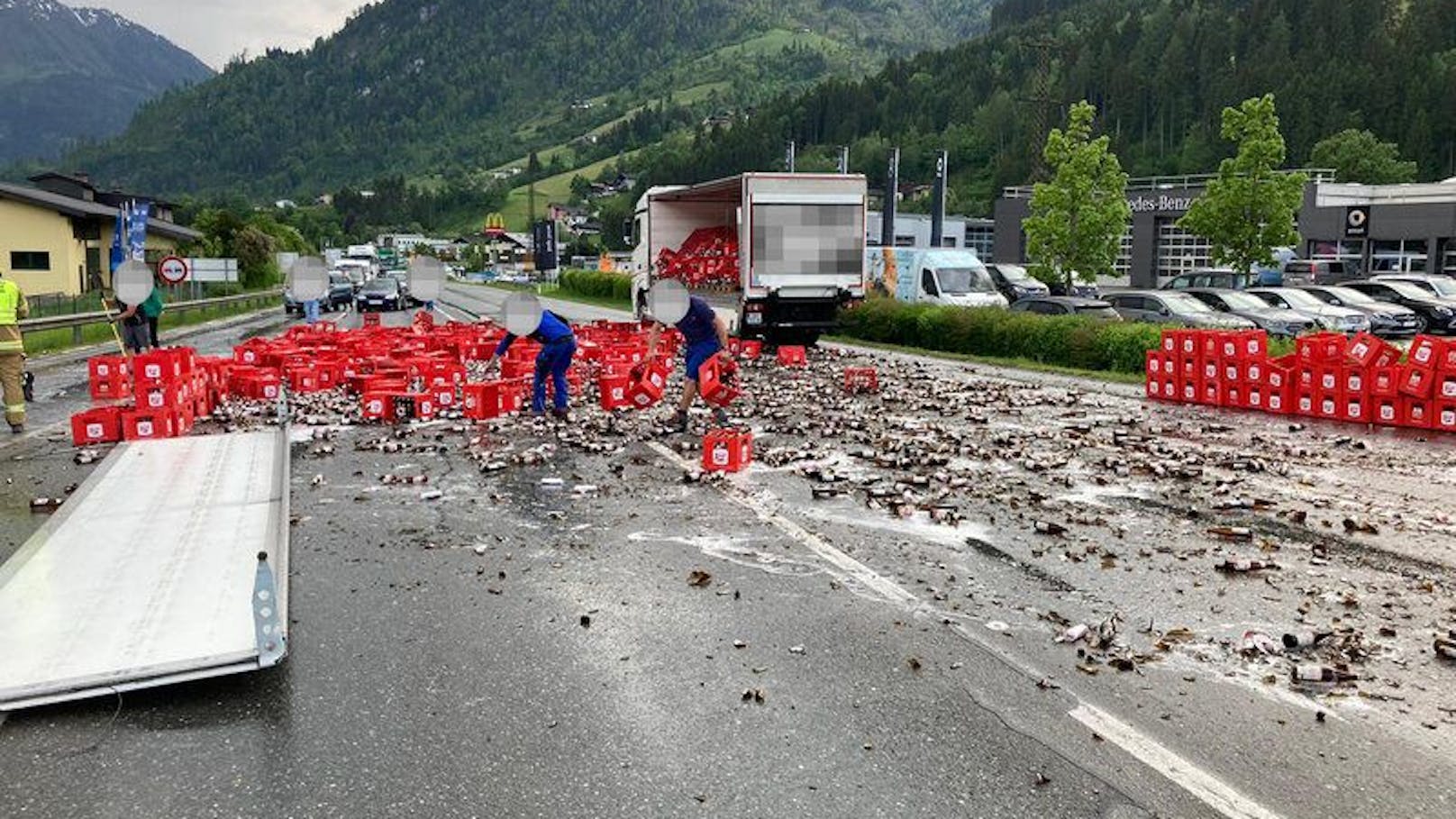 Tausende Bierflaschen auf Straße, Lkw-Fahrer schäumte
