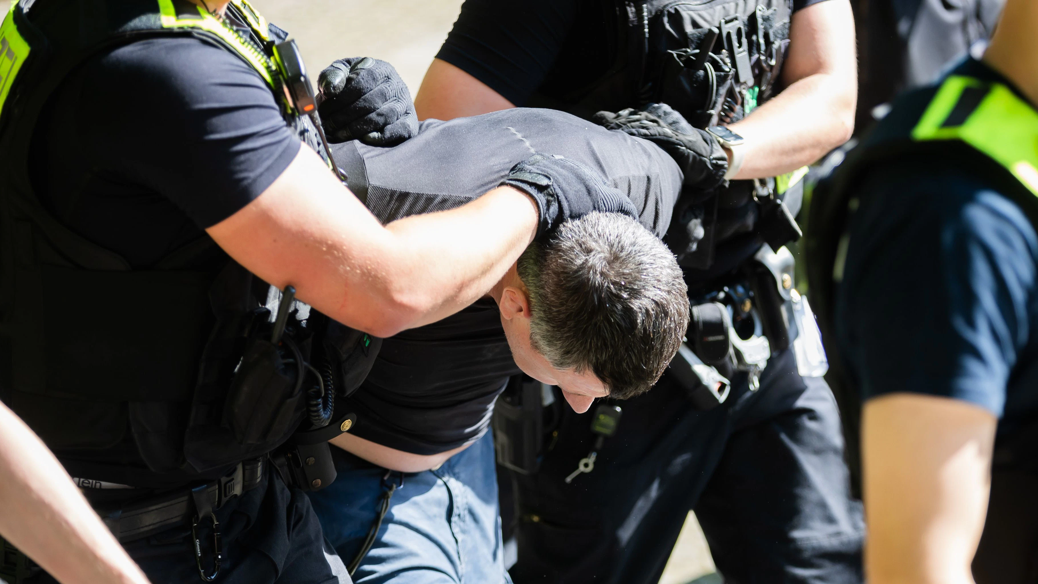Download von www.picturedesk.com am 14.05.2024 (21:46).  09 May 2024, Berlin: A person is taken away by police officers at the Soviet memorial in Treptower Park. May 8 and 9 marks the 79th anniversary of the liberation from National Socialism. Photo: Christoph Soeder/dpa - 20240509_PD6403 - Rechteinfo: Rights Managed (RM)