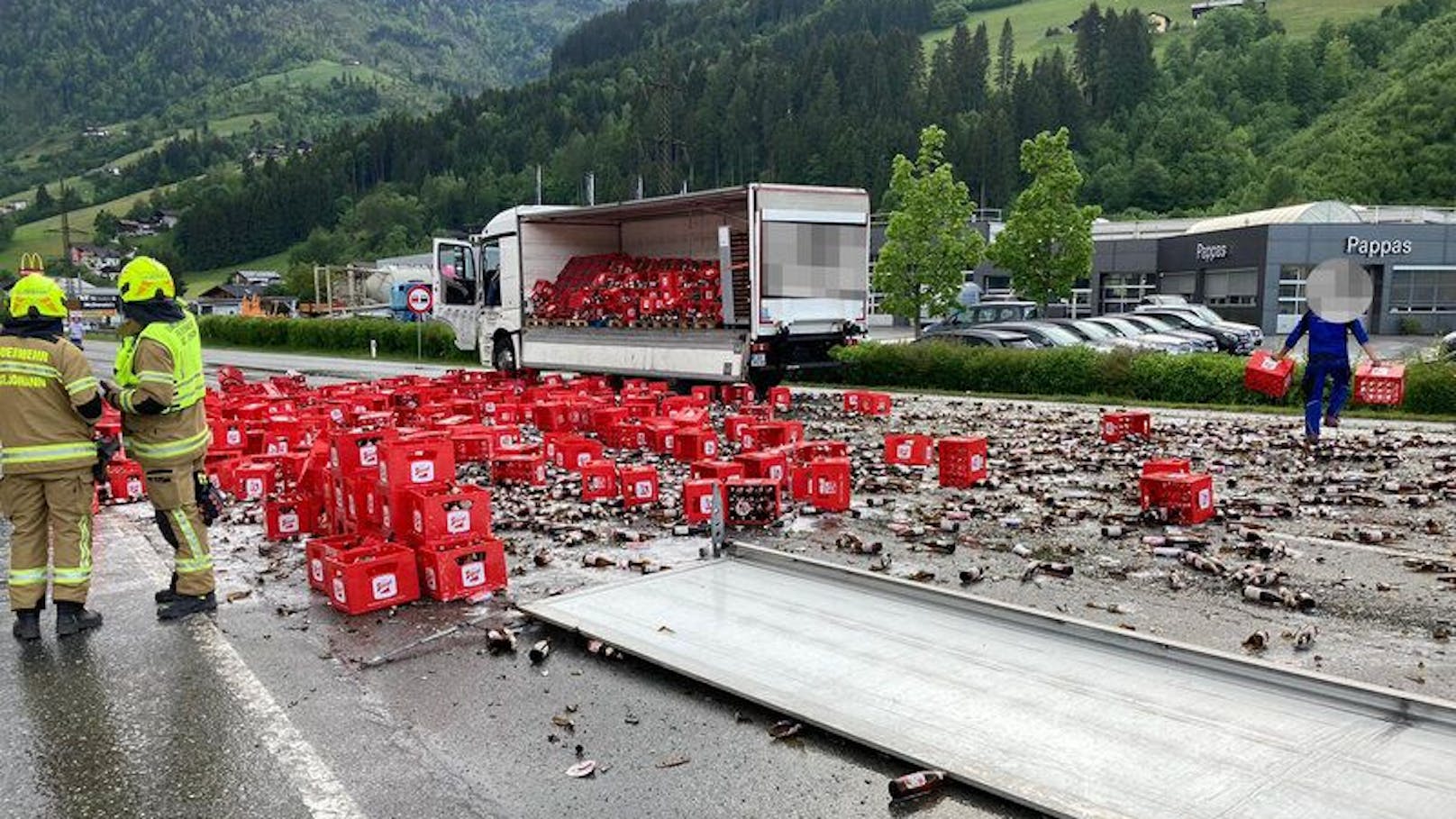 Rund 100 volle Bierkisten hat ein Lastwagen am Montagabend auf der Pinzgauer Bundesstraße in St. Johann im Pongau (Ortsteil Reinbach) verloren. In einer scharfen Rechtskurve kippte die Ladung auf die Bundesstraße B311. Der Verkehrsunfall sorgte für eine eineinhalbstündige Vollsperrung.