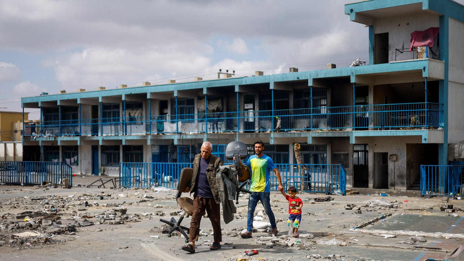 Vertriebene Palästinenser, die in der Schule Schutz suchten, bereiten sich darauf vor, aus Rafah zu fliehen.