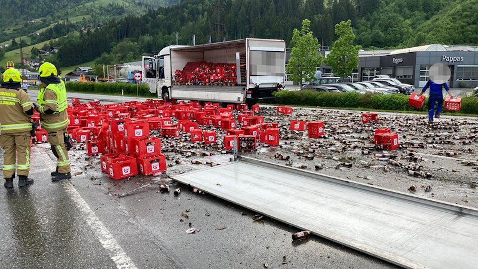 Aus bisher nicht bekannten Gründen hatte sich die Bordwand des Lkw gelöst.