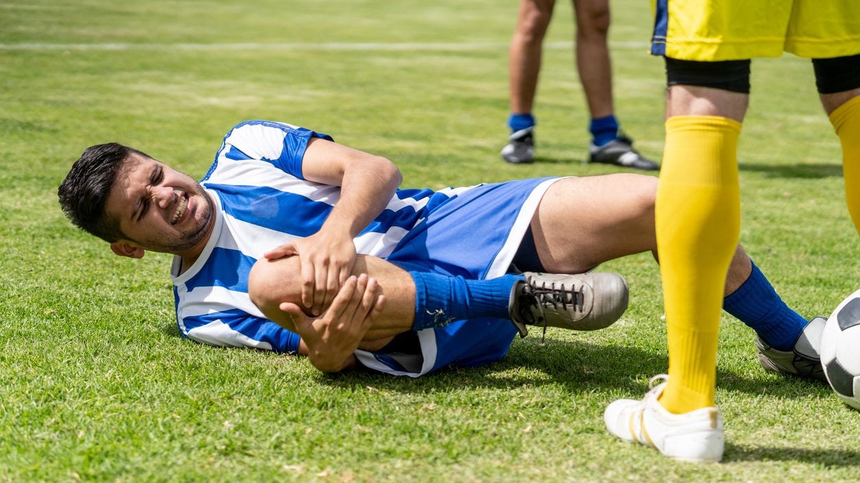 Heute.at - Schweres Foul: So viel kostet gebrochenes Kicker-Bein