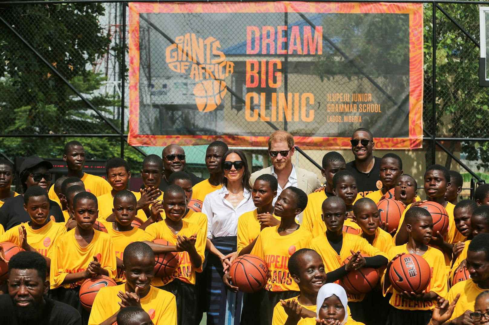 Am dritten Tag ihres Besuchs in Nigeria besuchten Harry und Meghan ein Basketballcamp der Wohltätigkeitsorganisation Giants of Africa.