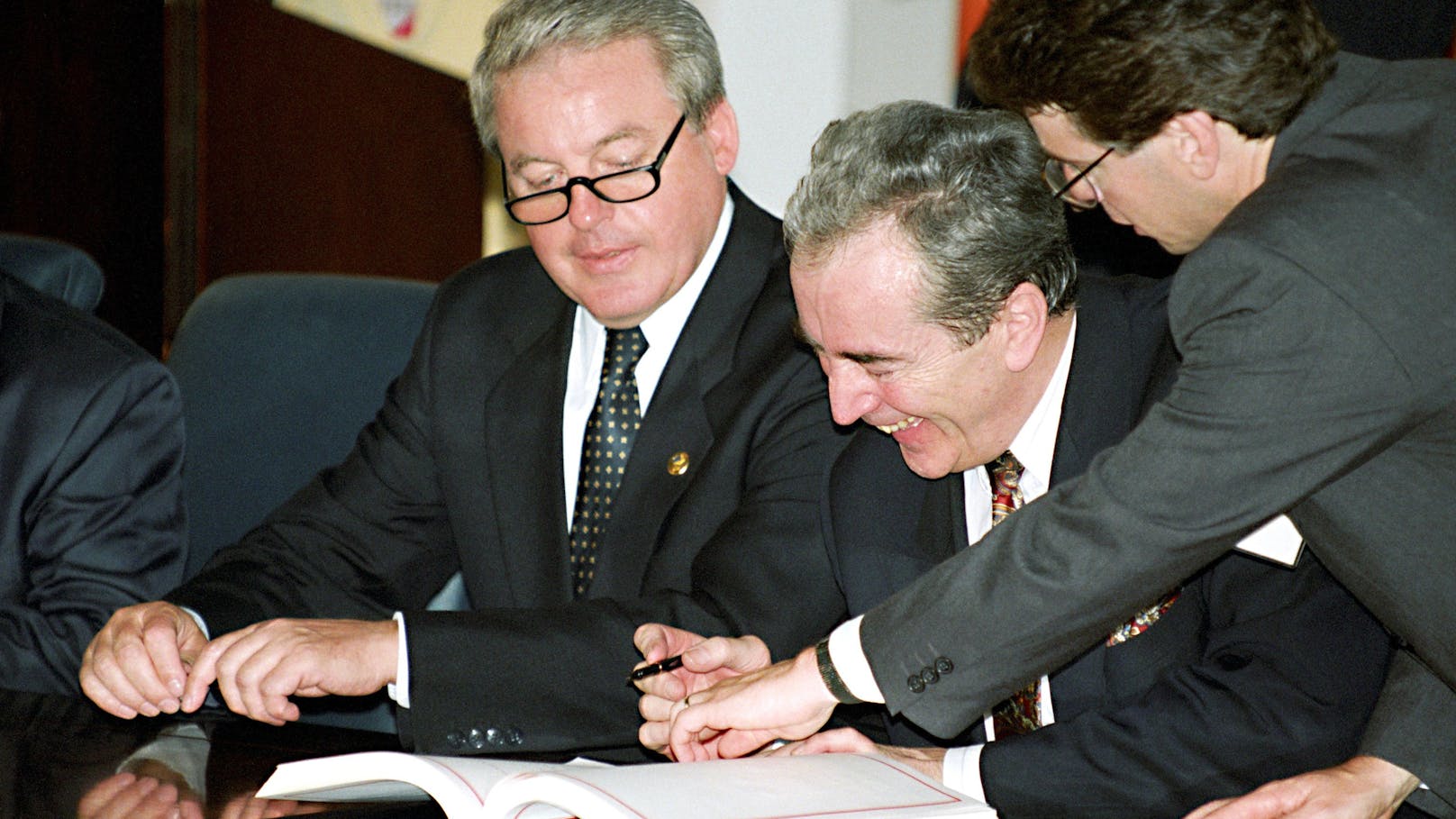 <strong>24.06.1994:</strong> Bundeskanzler <strong>Franz Vranitzky</strong> (l.) und Außenminister <strong>Alois Mock</strong> (r.) beim Unterzeichnen des Beitrittsvertrags mit der Europäischen Union.