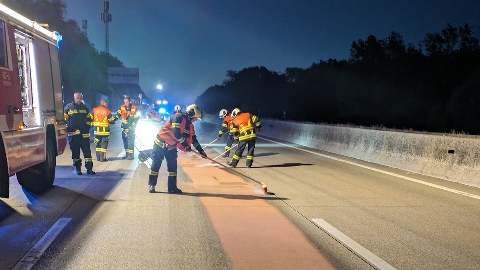 Grund: Wegen ausgetretener Betriebsmittel kam es zu einer rund 200 Meter langen Ölspur