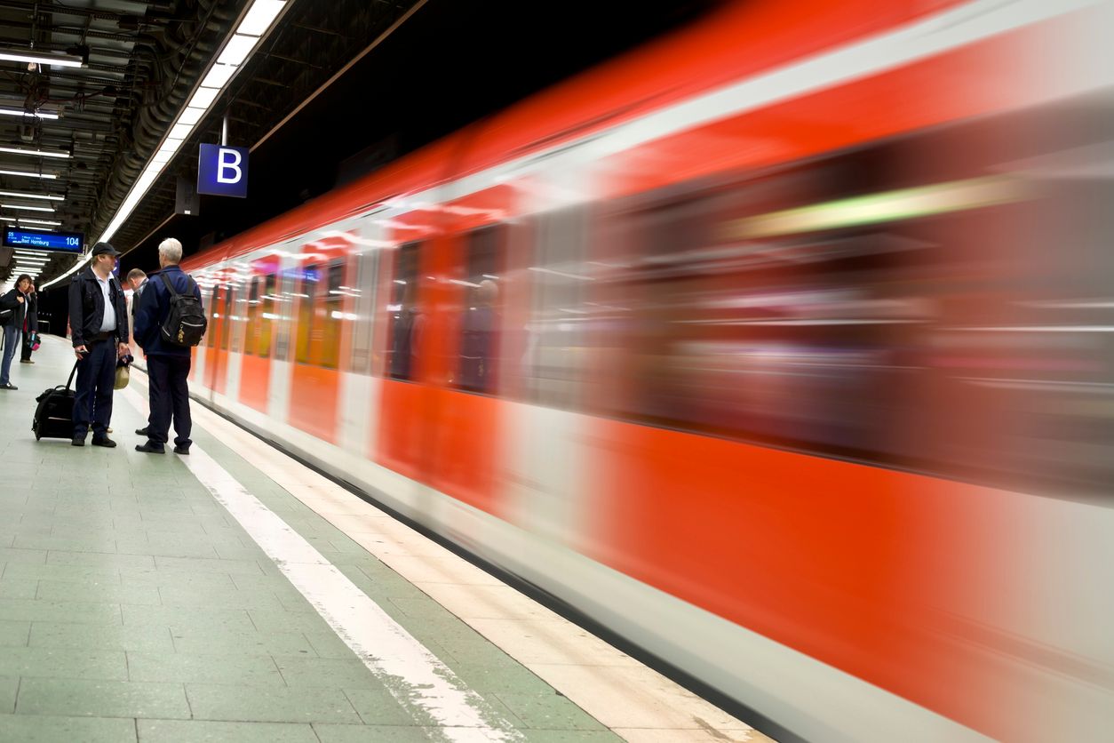 Die Auseinandersetzung verlagerte sich auf den Bahnsteig. (Symbolbild)