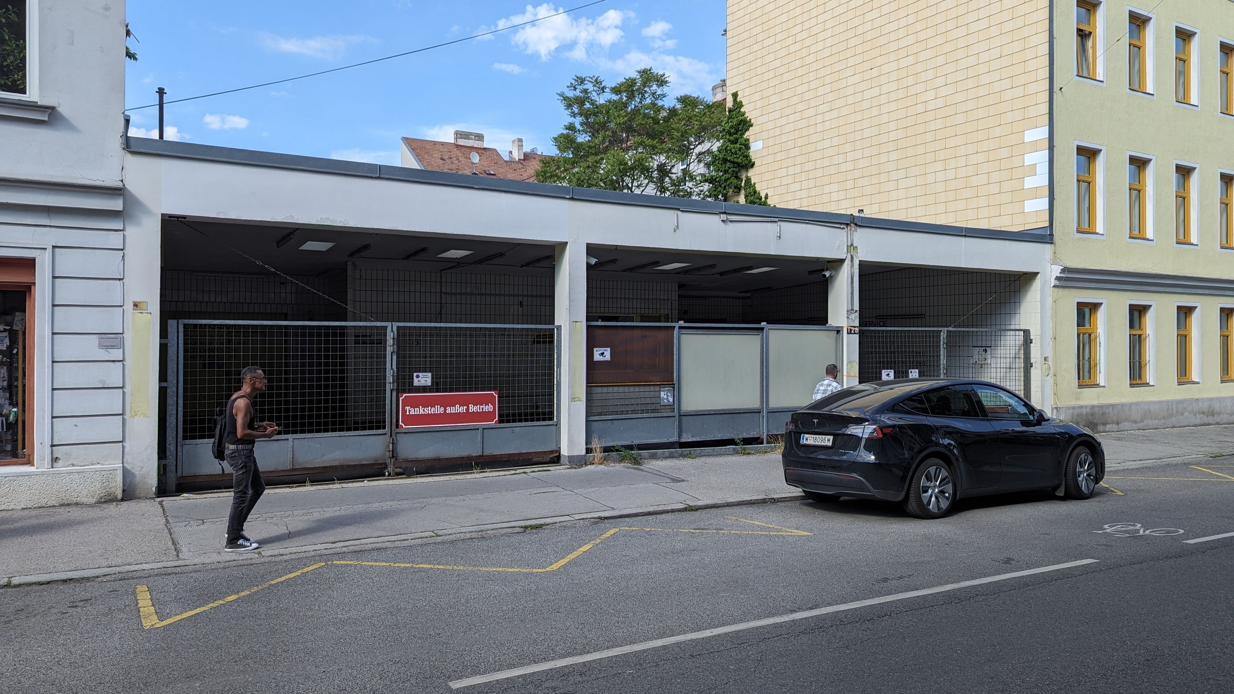 Hannes ließ hier seine Mama kurz aus seinem Auto aussteigen – nun musste er dafür zahlen.