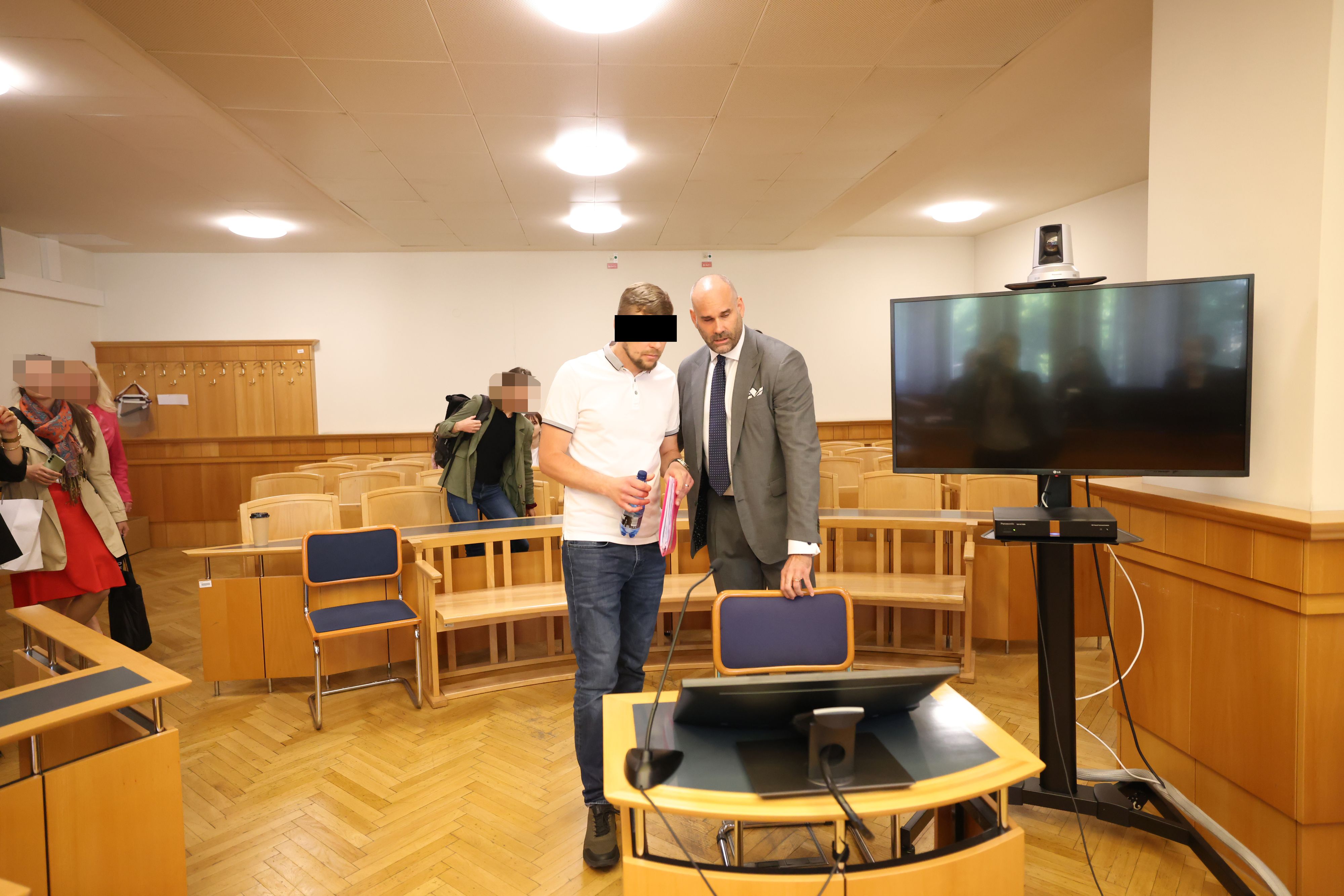 Der Angeklagte (37) mit Verteidiger Klaus Ainedter